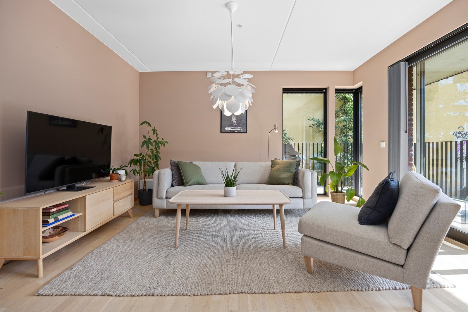 Stuen er lys og stor - Her kan du nyte hverdagen med god plass til både familie og venner. Galleribilde