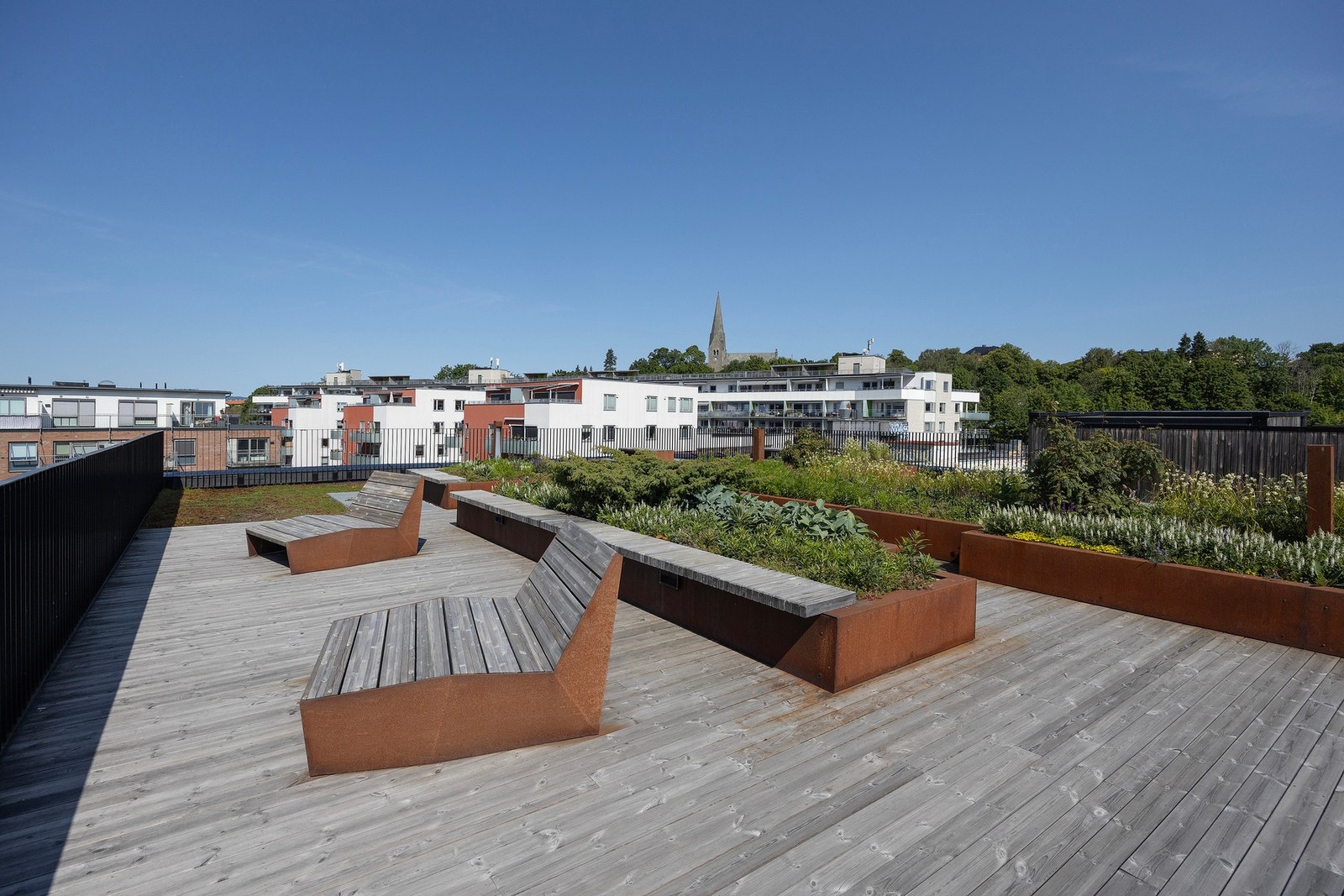 Med god plass, sittegrupper og frodige plantekasser er dette et ideelt sted for hyggelige kvelder med venner og familie. Galleribilde