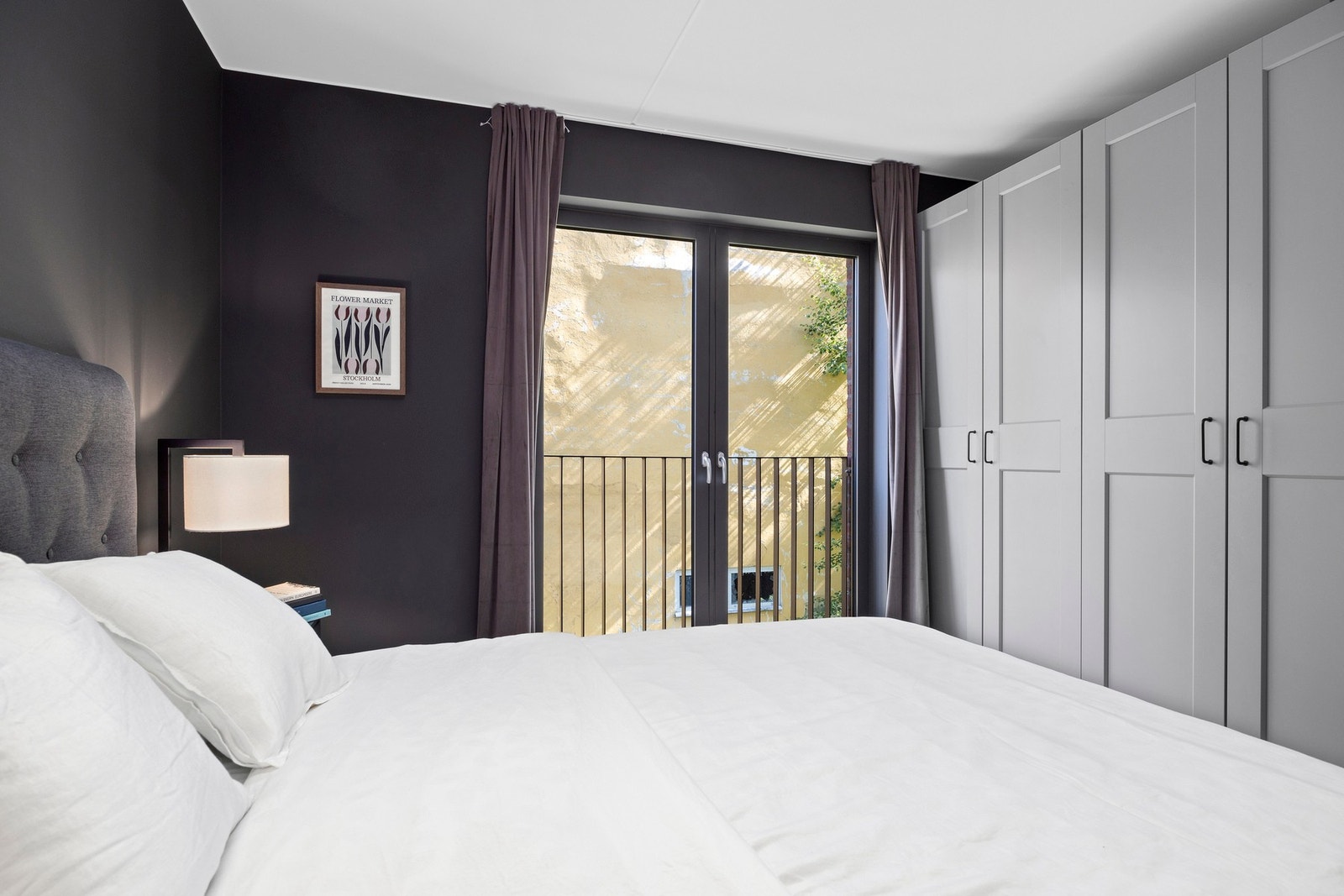 Her finner du et romslig soverom med god takhøyde på cirka 260 cm og et stort, praktisk garderobeskap som gir rikelig med oppbevaringsplass. Galleribilde