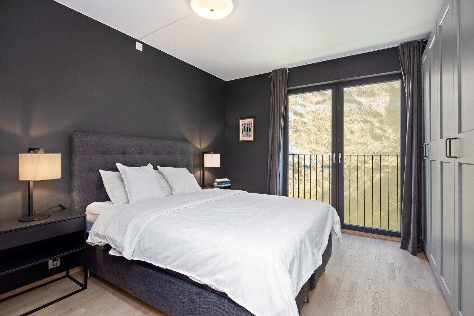 Hovedsoveromet er fylt av naturlig lys gjennom store vindusflater. Galleribilde