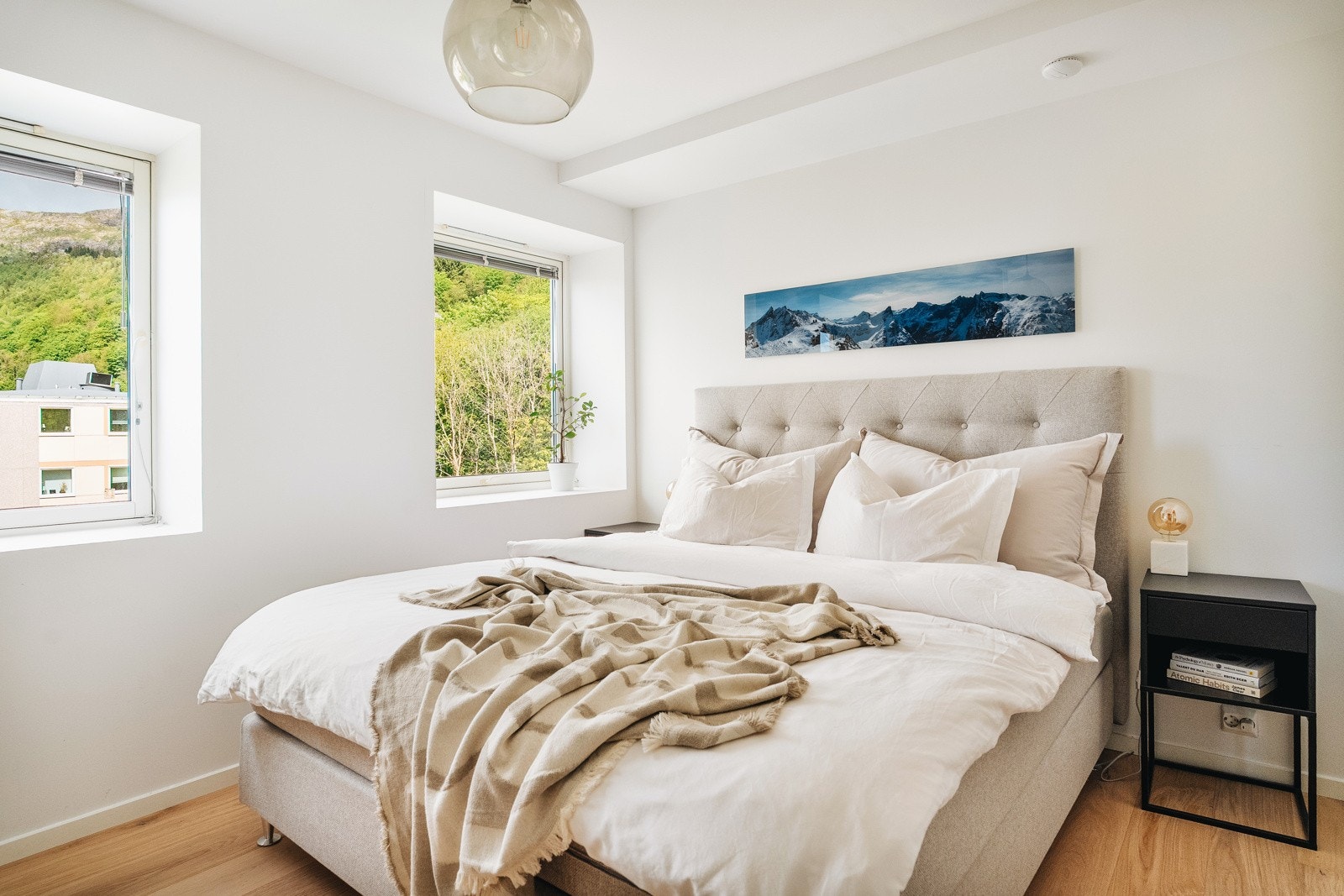 Romslig soverom på 12 kvm med flott utsikt. Galleribilde