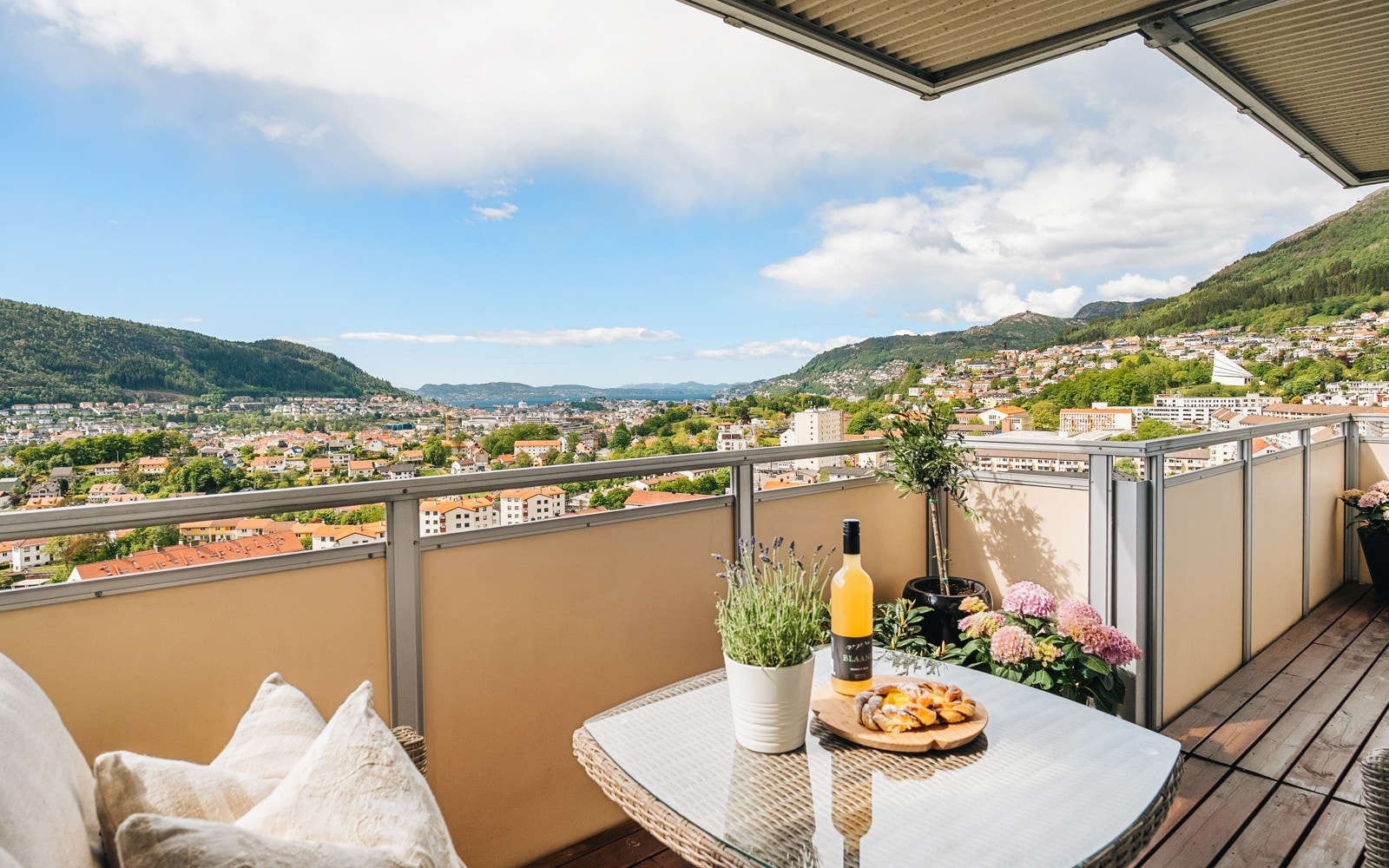 Sjekk den utsikten! Her kan man til og med se innseilingen til Bergen! Galleribilde