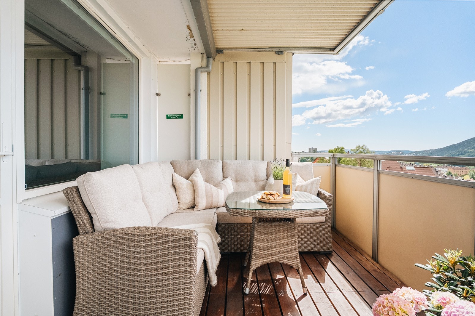 Balkongen er vestvendt og har sol fra ca. 15:00-23:00 midtsommers. Galleribilde
