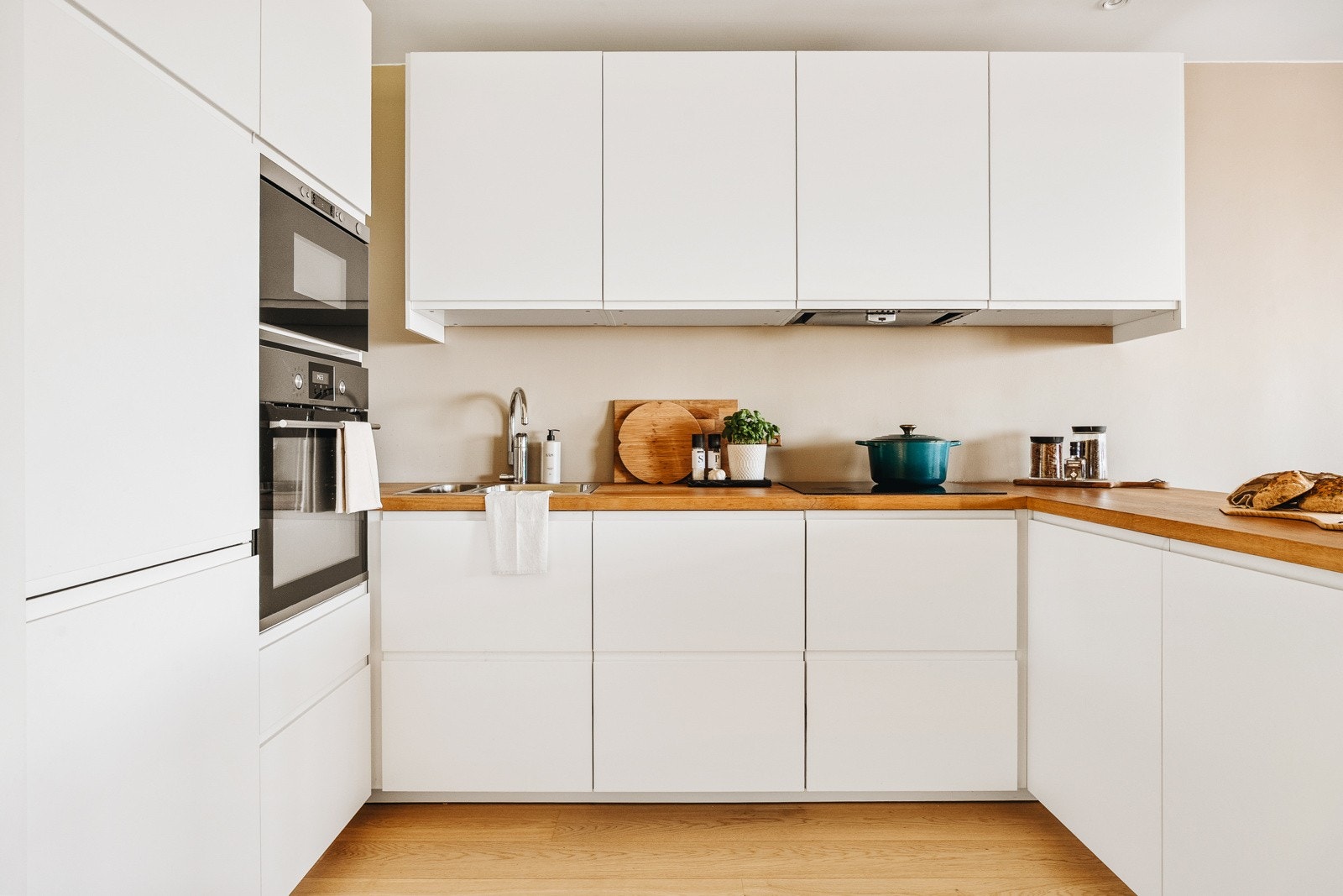 God skap- og benkeplass. Galleribilde