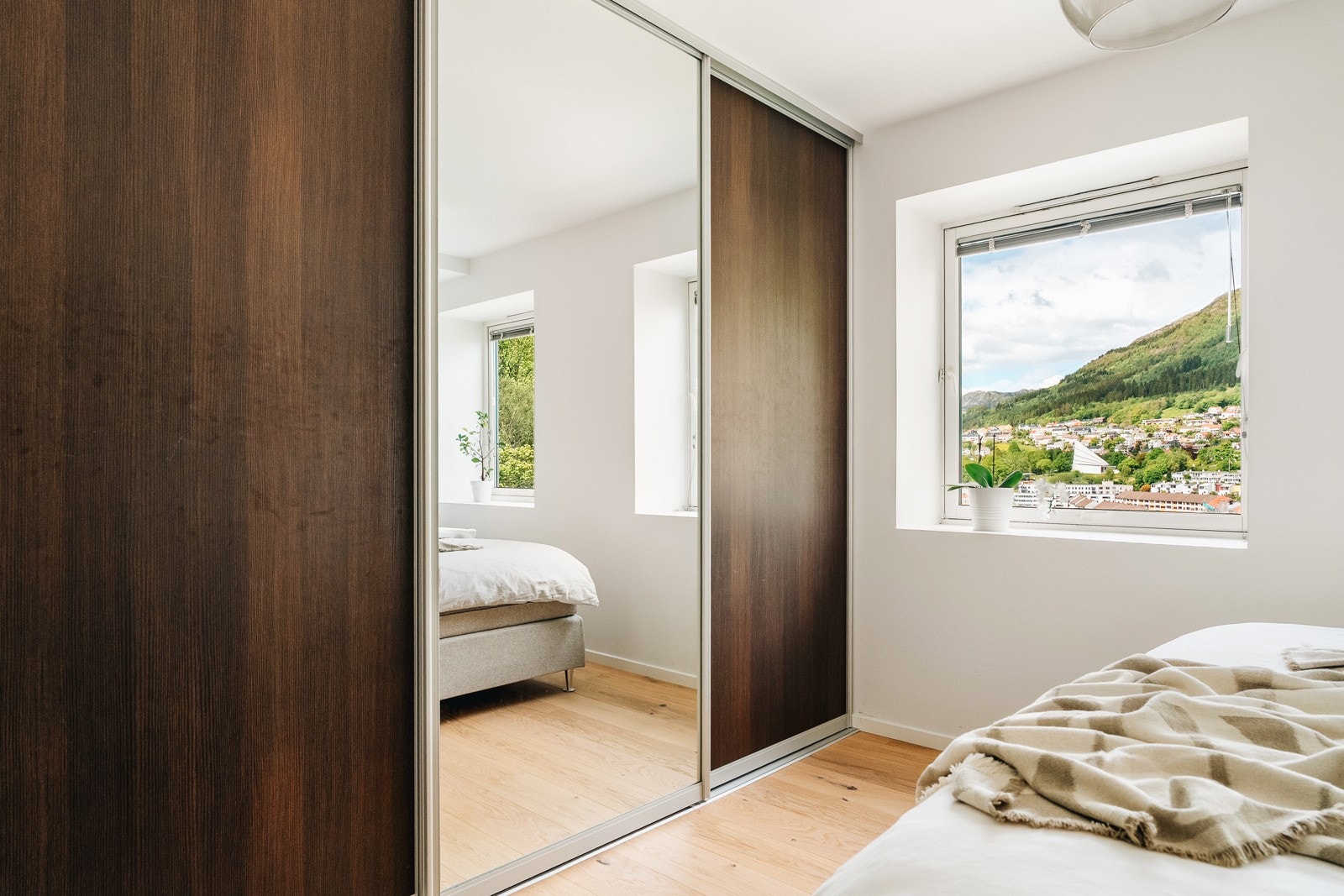 Soverommet er innredet med en meget romslig skyvedørsgarderobe. Galleribilde