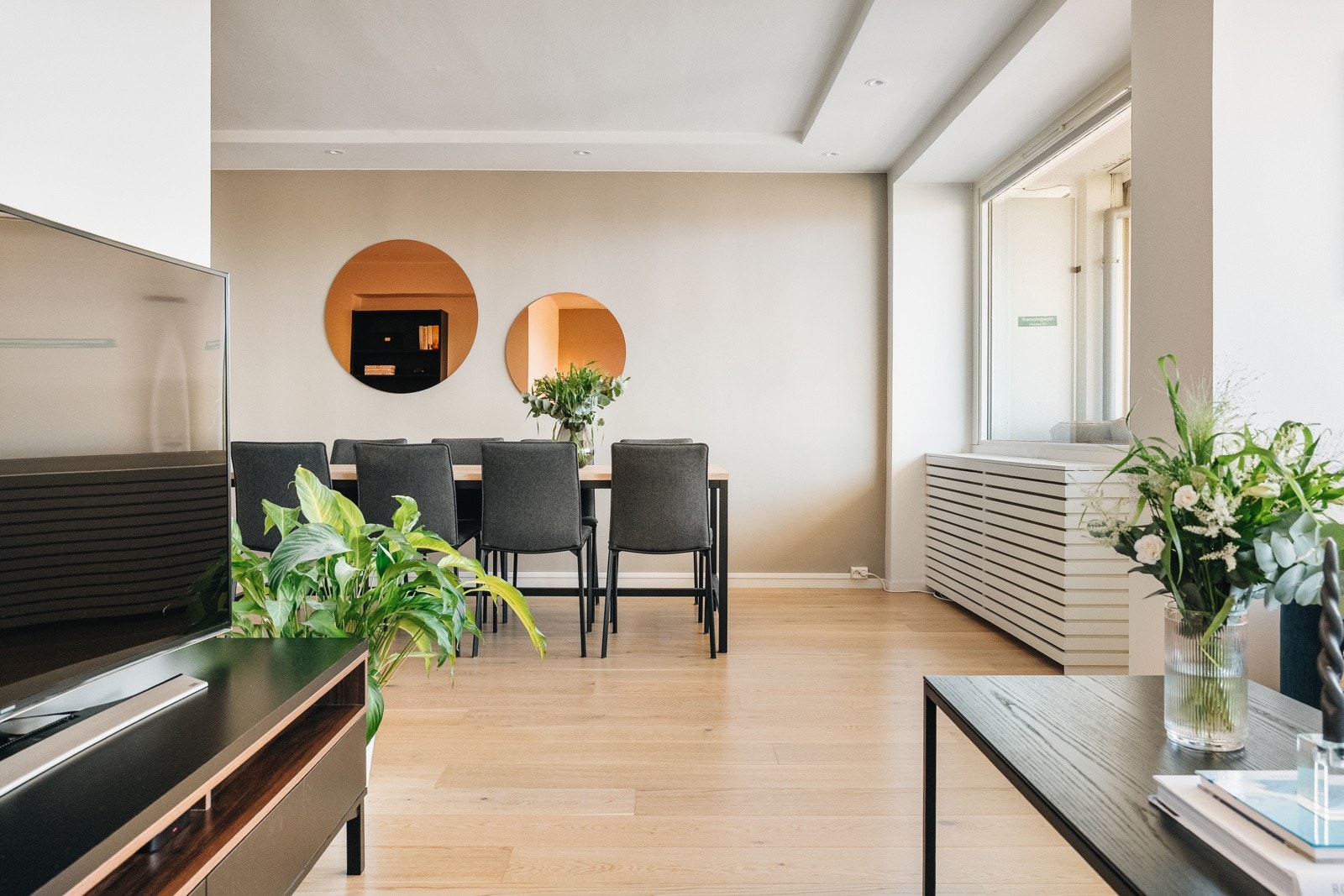 Det er sentralvarme, grunnpakke tv og internett, kommunale avgifter m.m inkl. i fellesutgiftene. Galleribilde