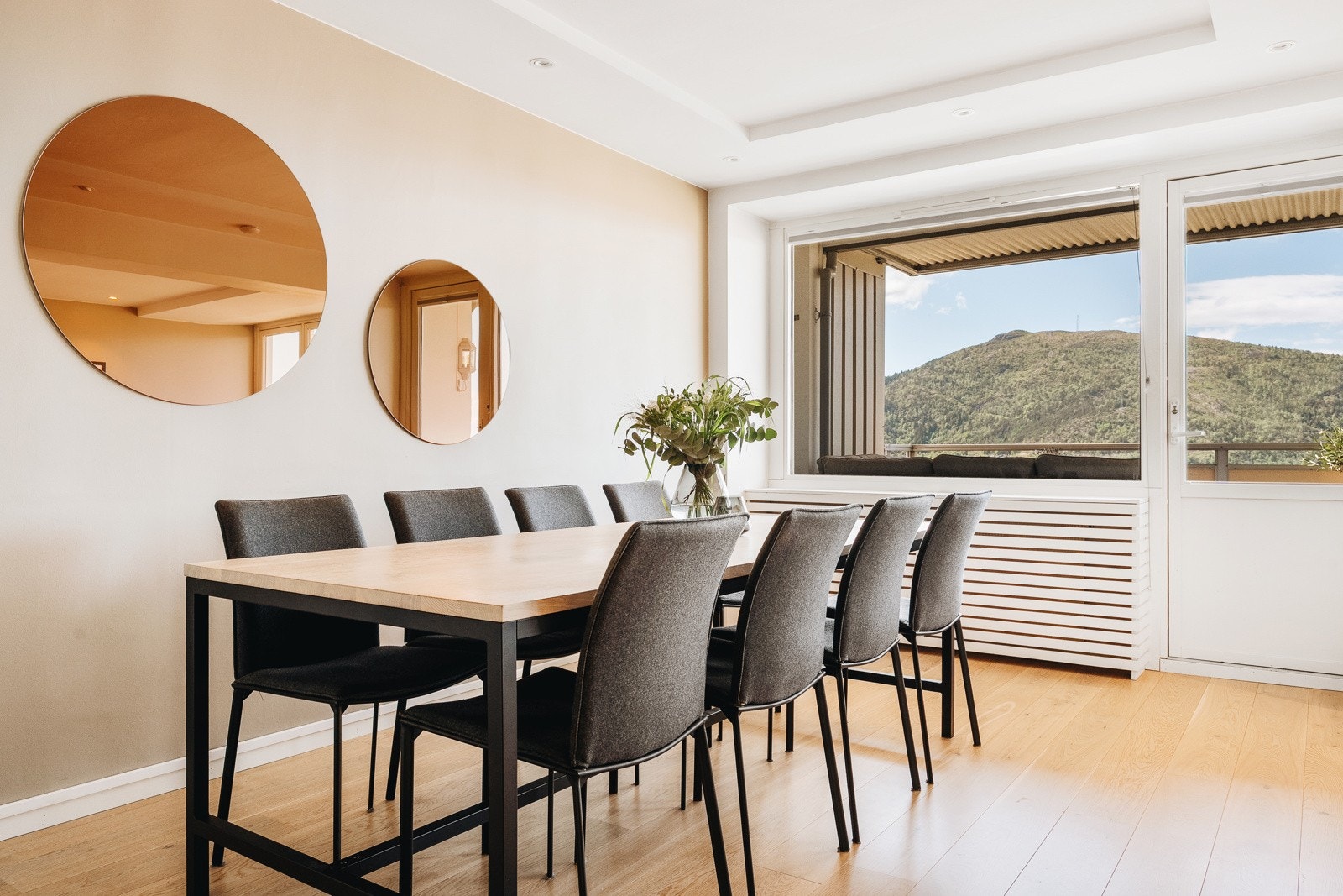 Det er svært god plass til spisebord i stuen. Galleribilde