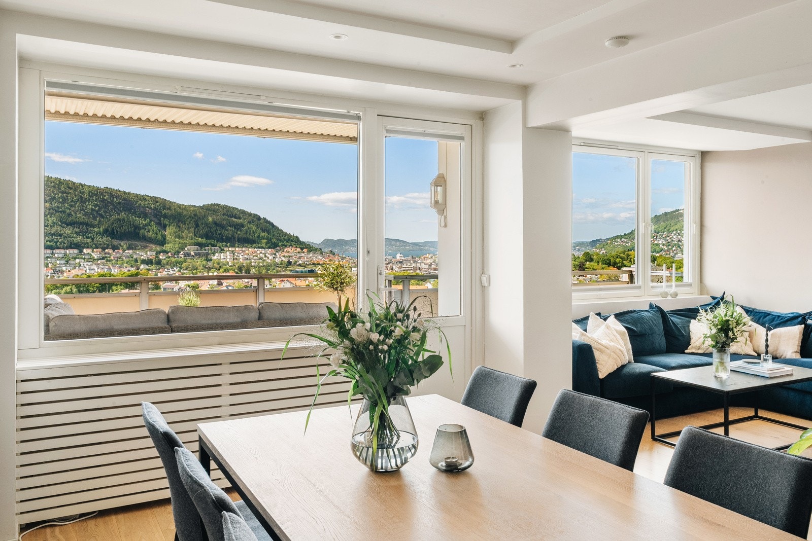 Utformingen på stuen gjør at spisebordet og sofaen har sin naturlige plassering. Galleribilde