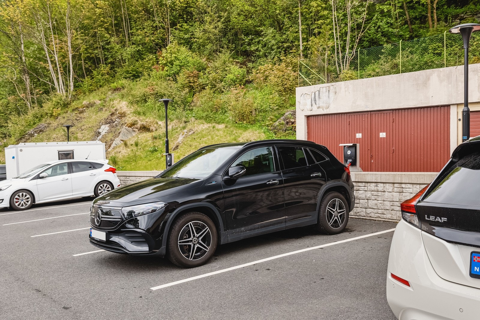 Det er ladestasjoner for elbil i borettslaget som beboerne kan benytte under ladning. Galleribilde