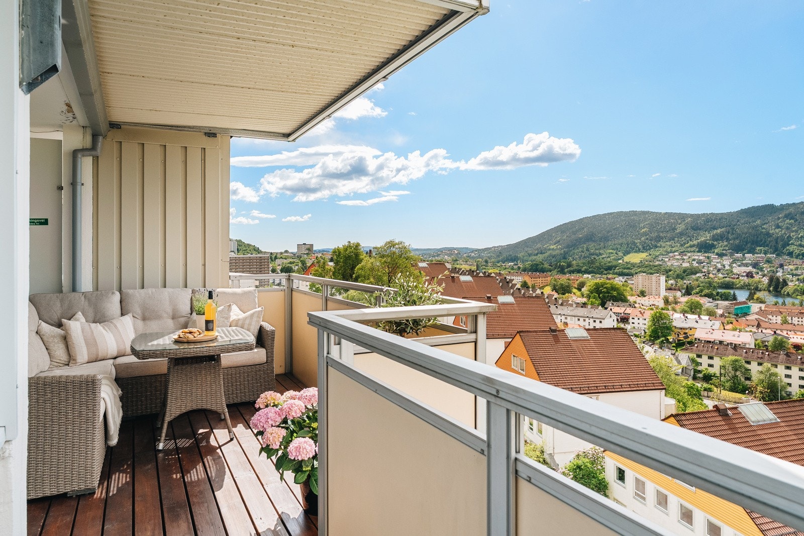 Balkongen er hele 12 kvm og har god plass til sofagruppe. Galleribilde