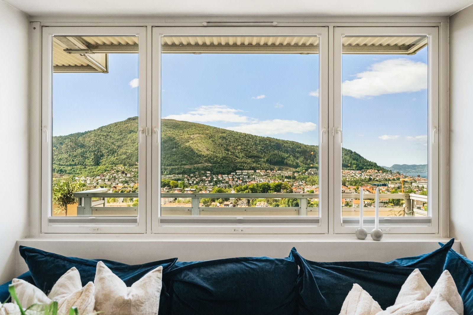 Legg merke til at det er montert plissegardiner på stuevinduene. Galleribilde