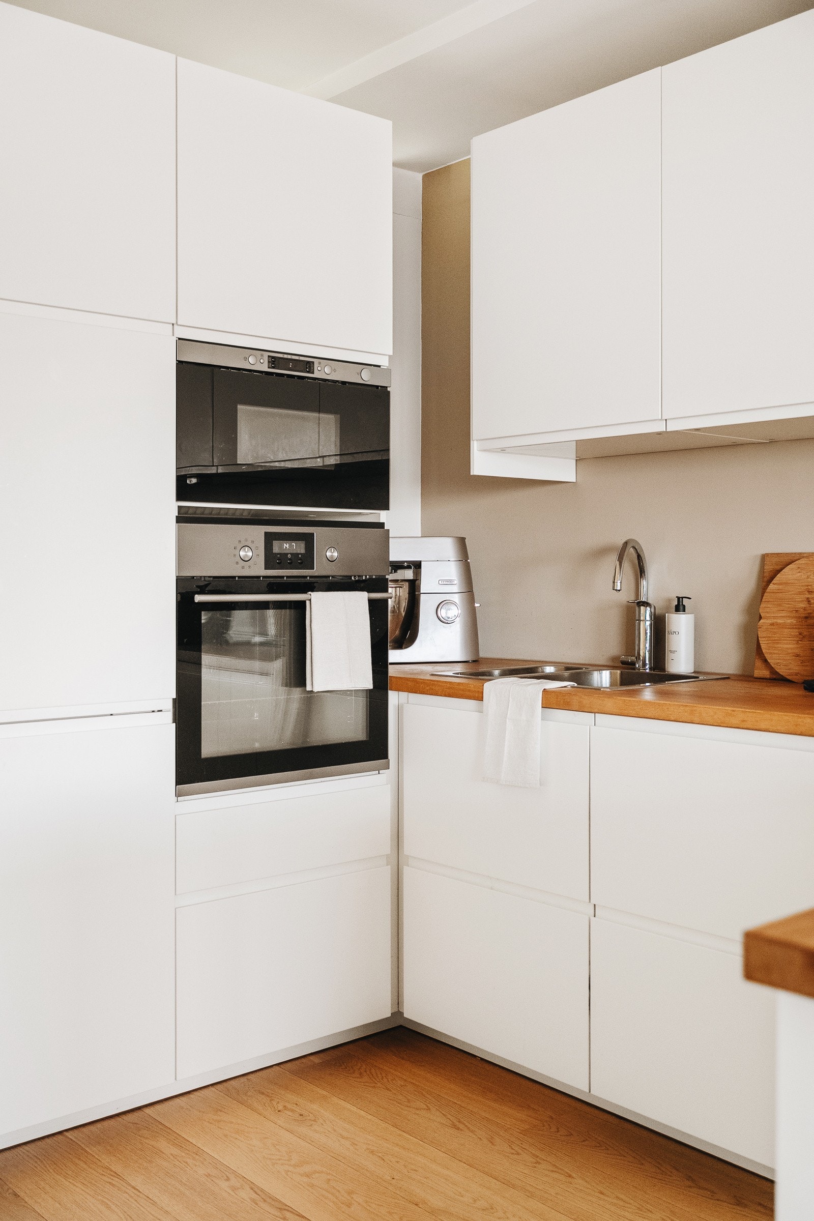 Kjøl/fryseskap, stekeovn, mikrobølgeovn, induksjonstopp og oppvaskmaskin medfølger i handelen. Galleribilde