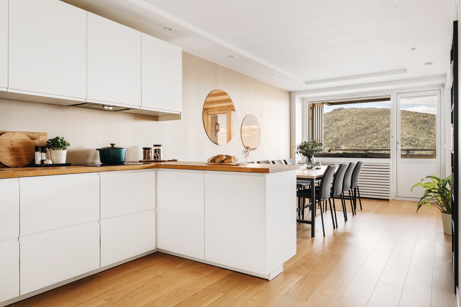 Herlig åpen stue-kjøkkenløsning med halvøy og barløsning. Galleribilde