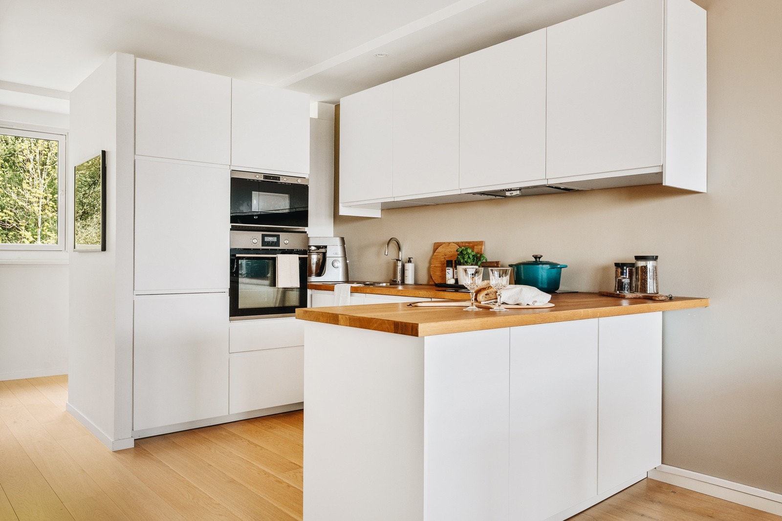 Kjøkkeninnredningen er fra Ikea og var ny i 2017. Galleribilde