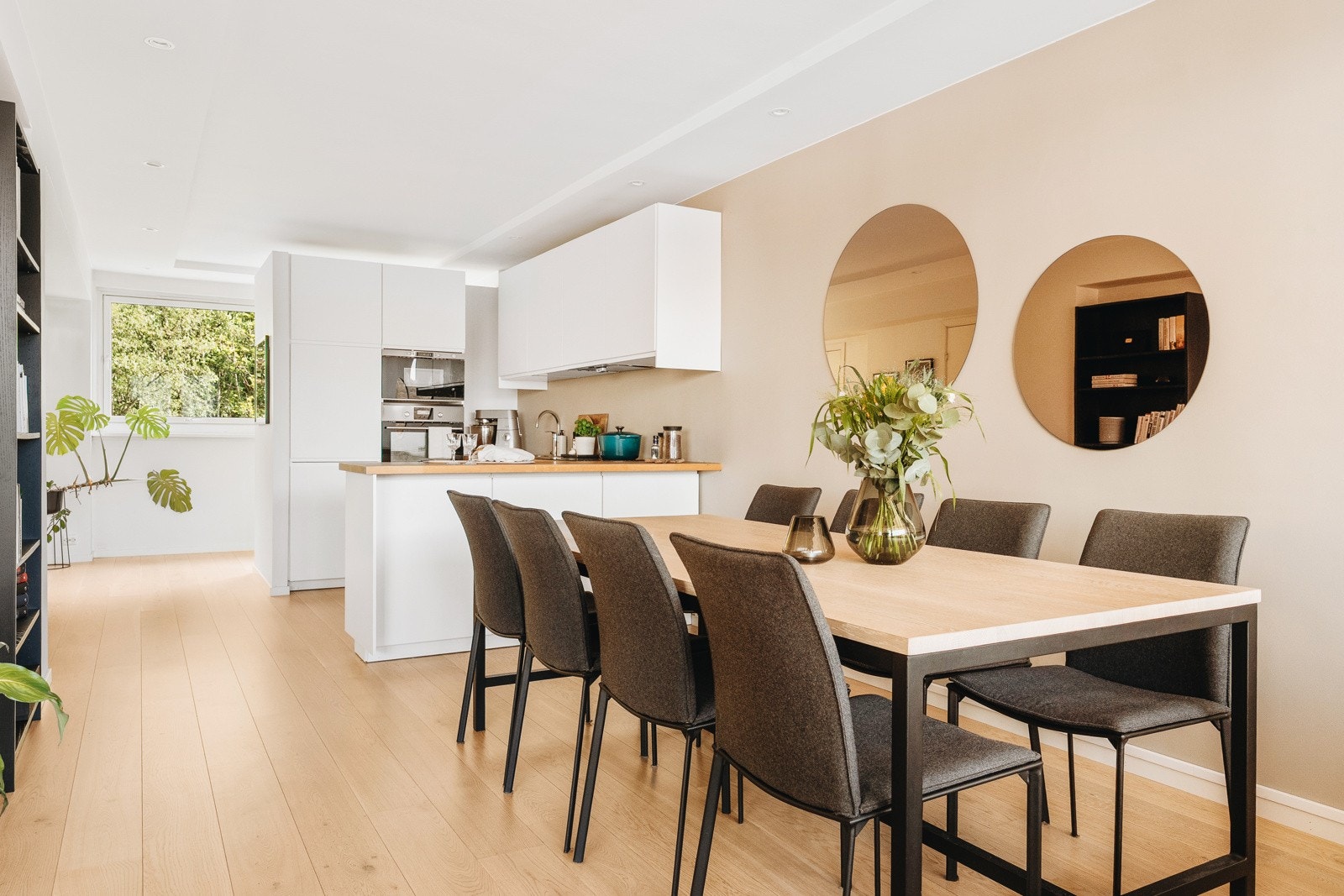 Leiligheten holder en gjennomgående svært god standard fra 2017 med slette overflater, nyere elektrisk, kjøkken, bad, parkettgulv m.m. Galleribilde