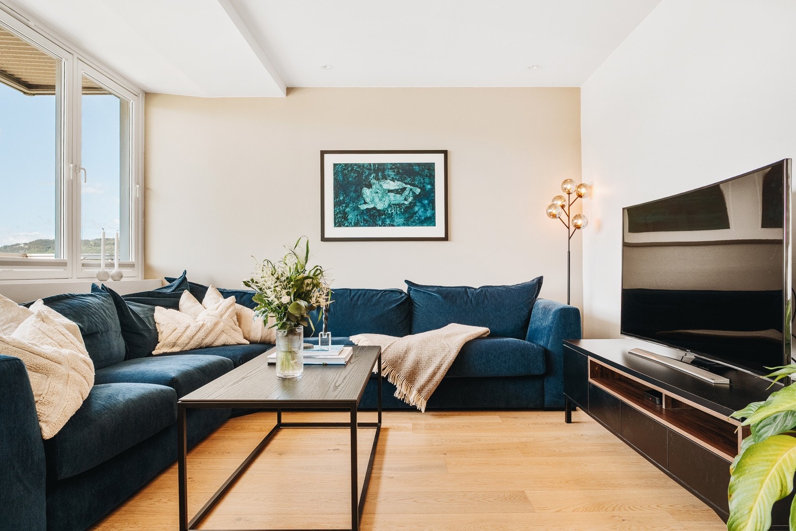 God plass til romslig sofa og tv-seksjon. Galleribilde