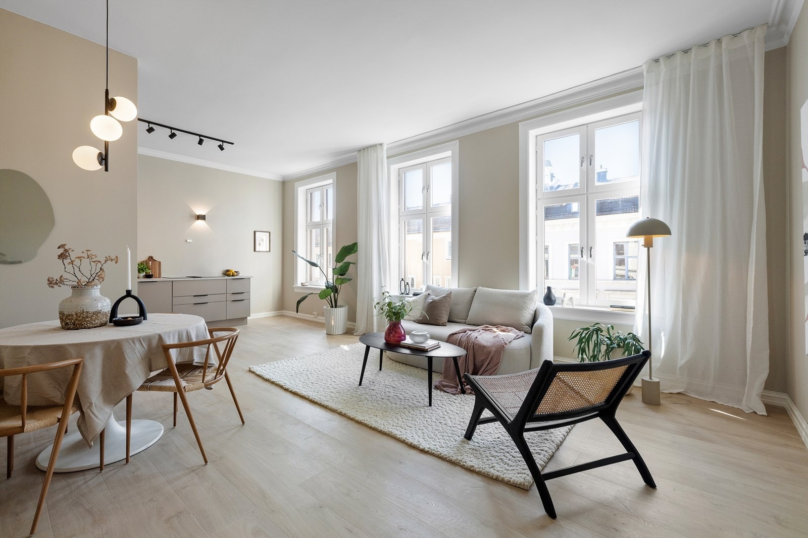 - Romslig stue med ekstra god takhøyde og klassiske detaljer som store vindusflater og stukkatur - Galleribilde
