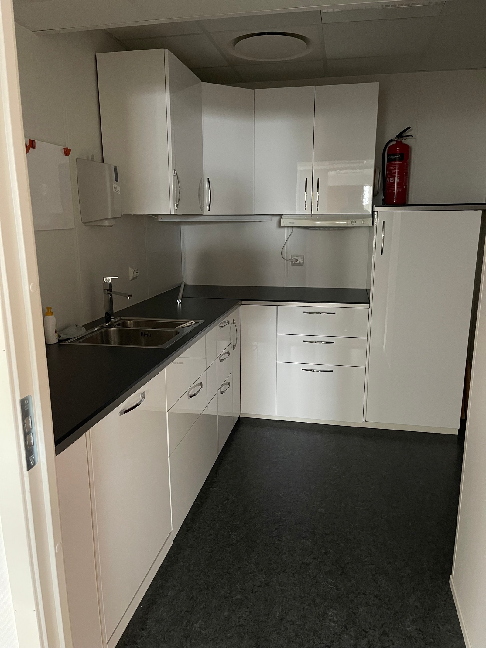 Kjøkken med inngang møterom. Galleribilde