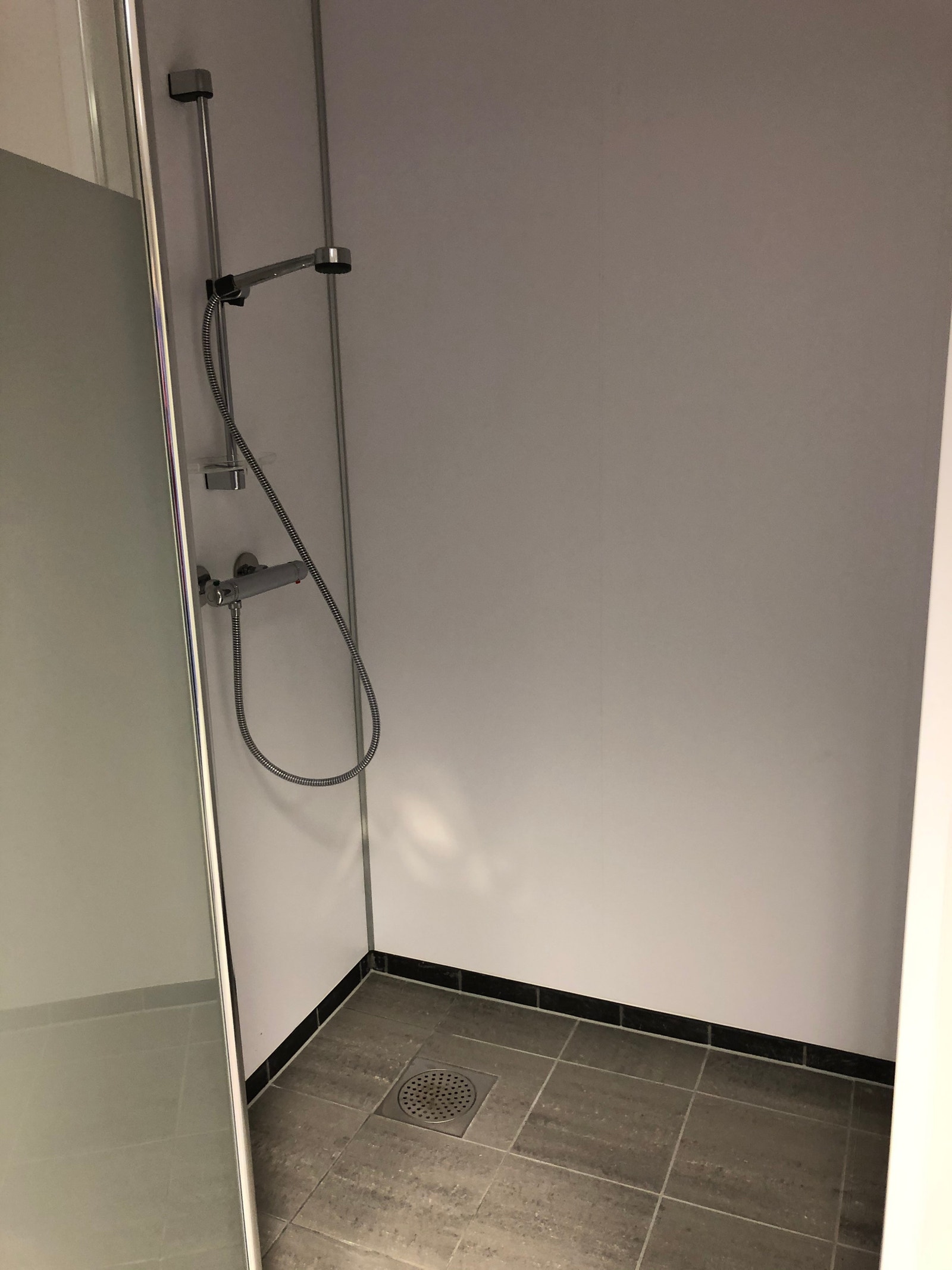 Garderobe/dusj Galleribilde