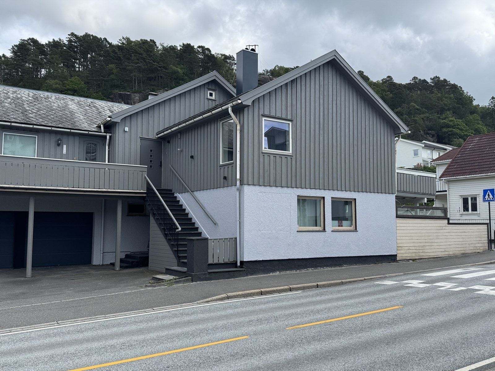 Eier har i den senere tid oppgradert leiligheten utvendig nå i den senere tid. Det er montert ny kledning på brystvegg over inngangsdør og på 3 sider av huset med nye musebånd. Det er etablert ny luftebalkong. Det er lagt nye terrassebord på terrasse. Galleribilde