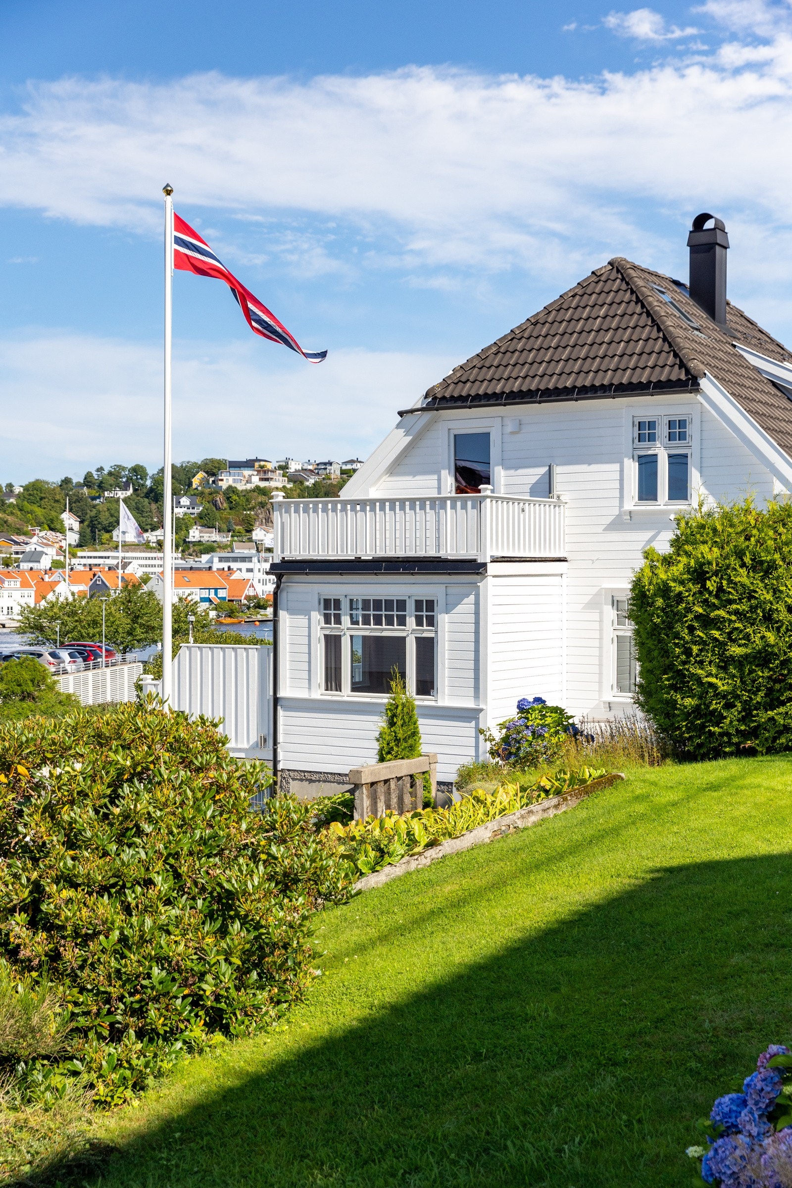 Boligen har pent opparbeidet hage, og fin utsikt til byfjorden fra flere av boligens rom. Galleribilde