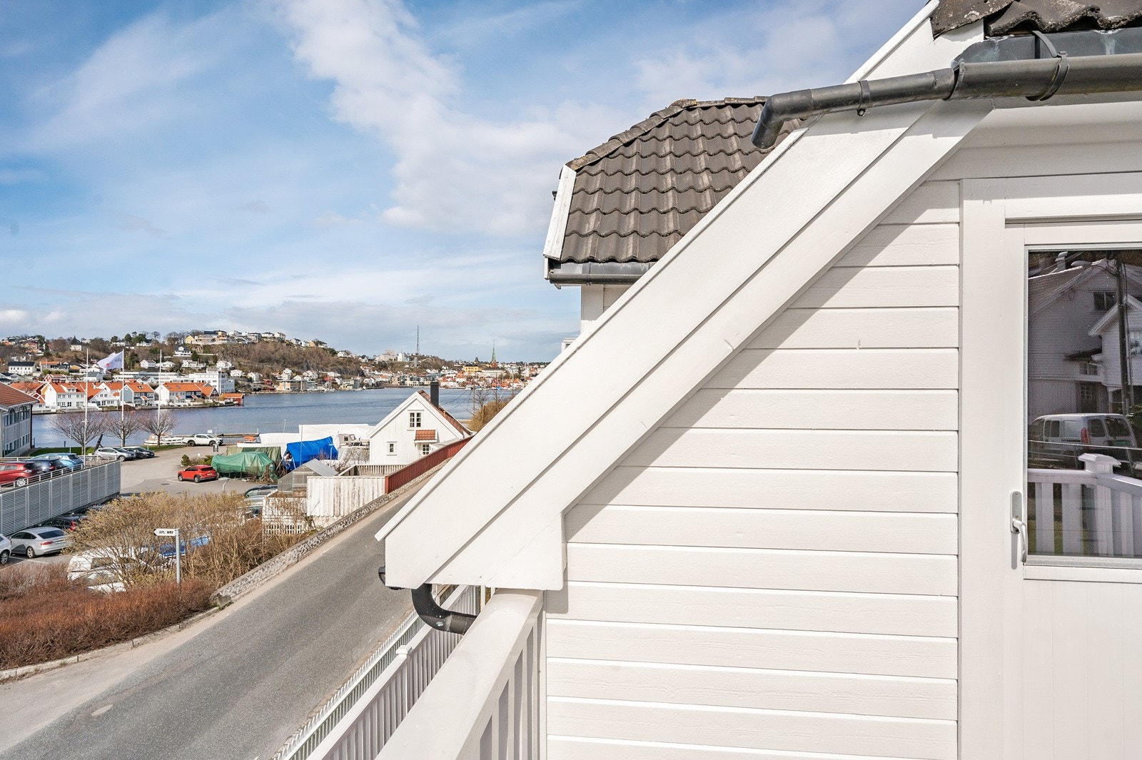 Fra balkongen er det utsikt inn mot byen. Her det også sol fra 10-21 på sommerstid. Galleribilde