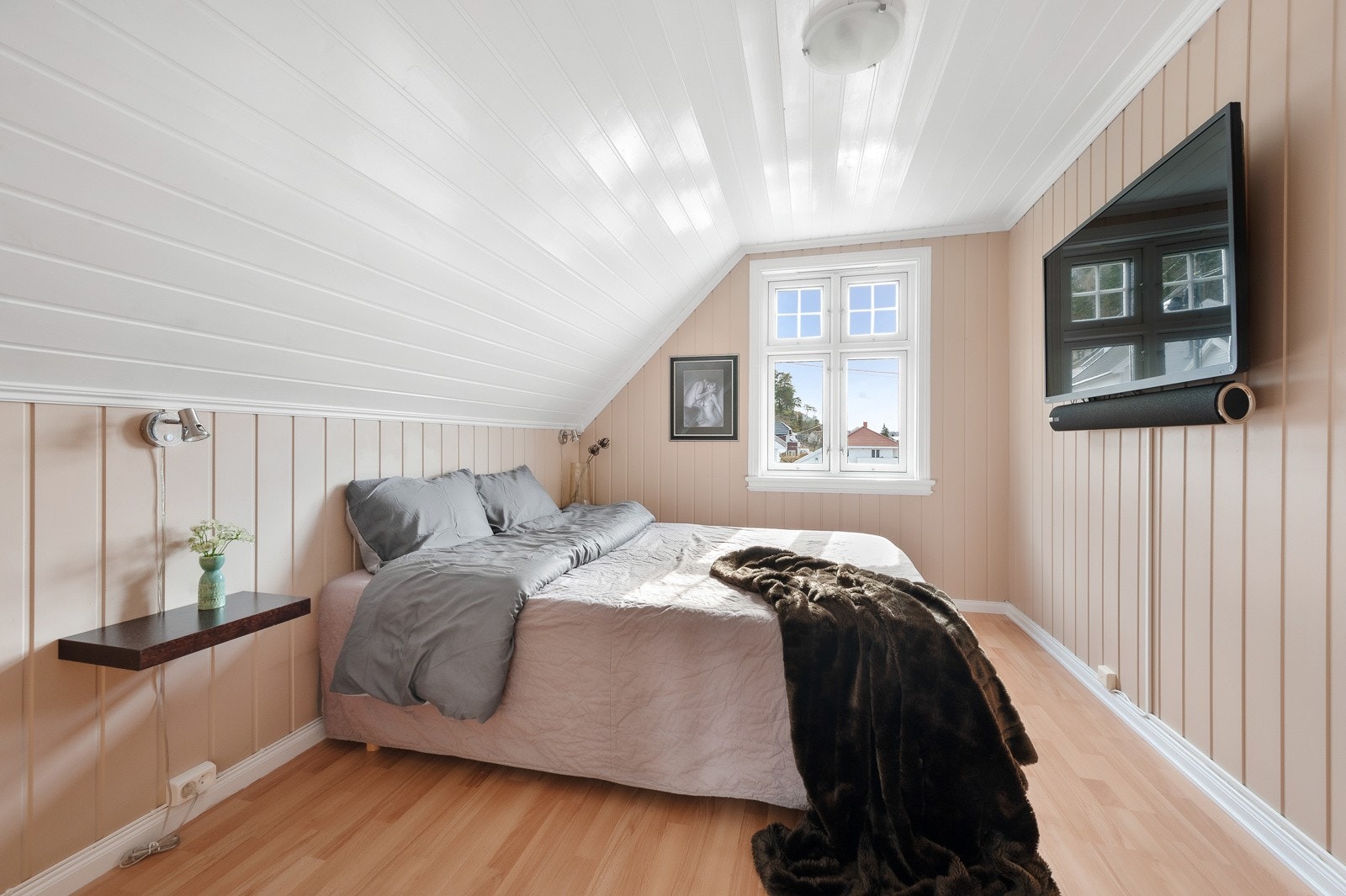 Hovedsoverom i 2.etg. med plass til dobbeltseng og oppbevaring. Galleribilde