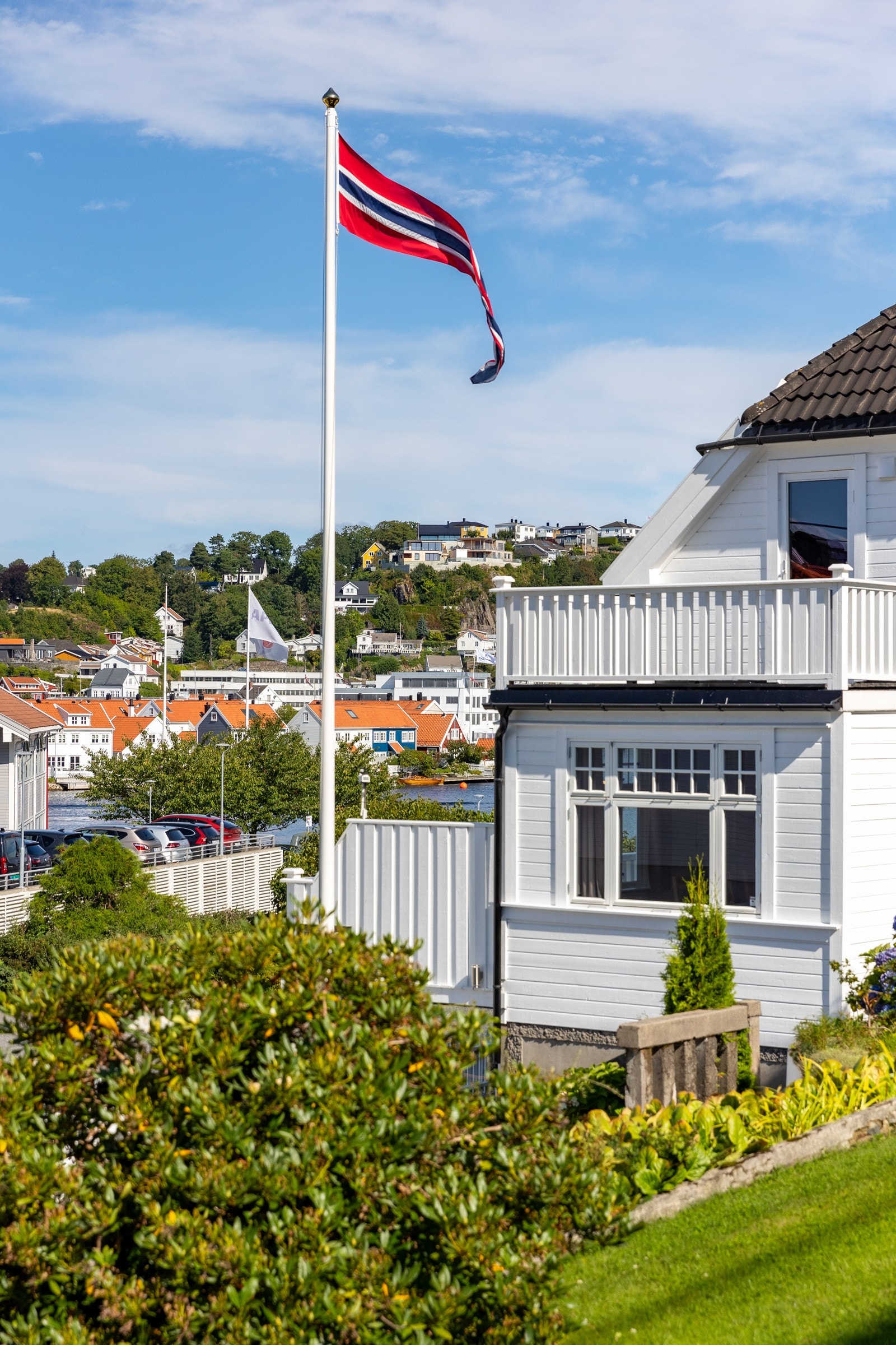 Glimt til byfjorden fra hagen Galleribilde