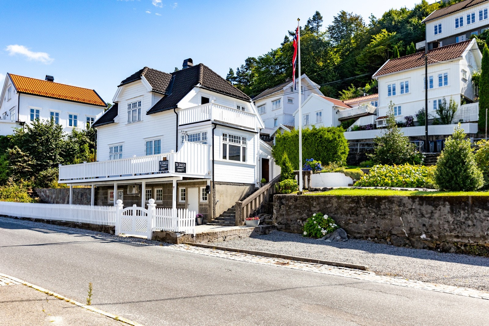 Boligen har pent opparbeidet og solrik hage, og fin utsikt til byfjorden. Parkering på gruset område i forkant. Galleribilde