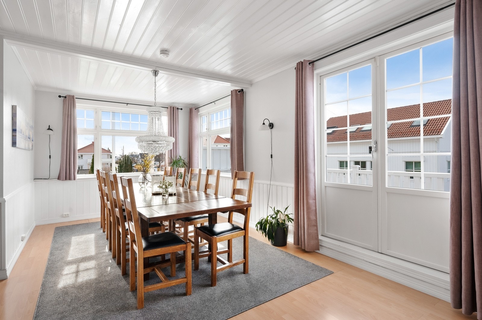 Naturlig plass til spisebord, med store gode vindusflater samt utgang til solrik veranda. Galleribilde