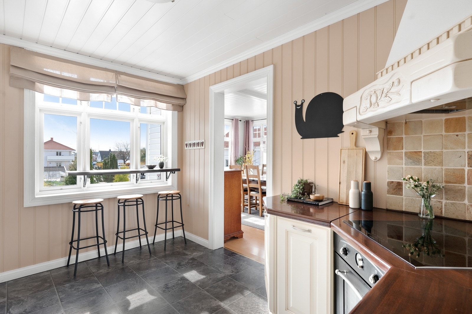 Lyst og pent kjøkken med store vindusflater som slipper inn rikelig med lys. Galleribilde