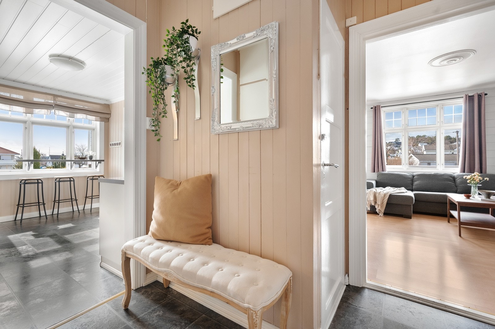 1 etasjen består av gang, kjøkken, spisestue med utgang til veranda, stue, toalett, og trapperom. Galleribilde