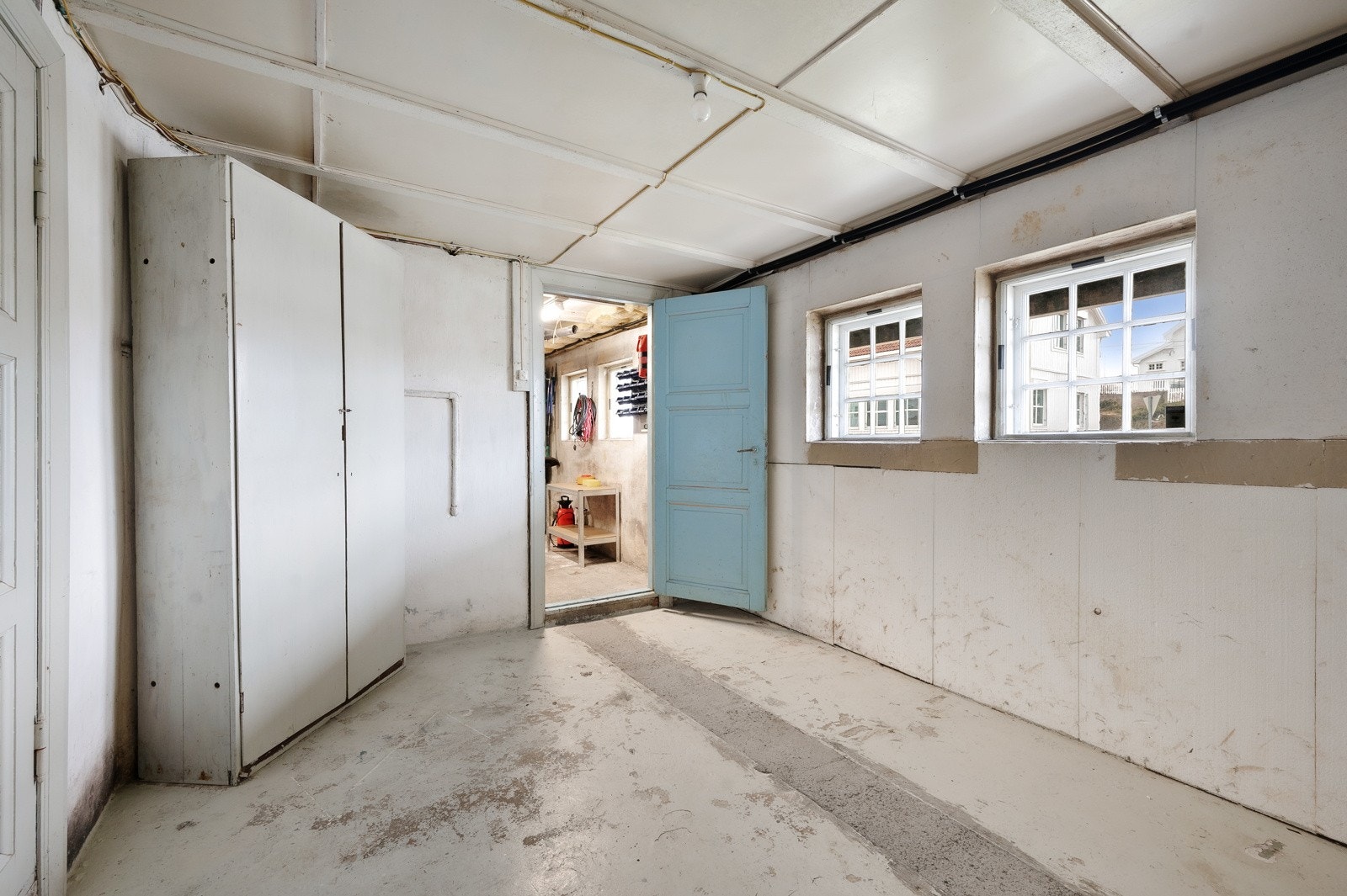 Her er det rikelig med lagringsplass og dør direkte ut til hagen. Galleribilde