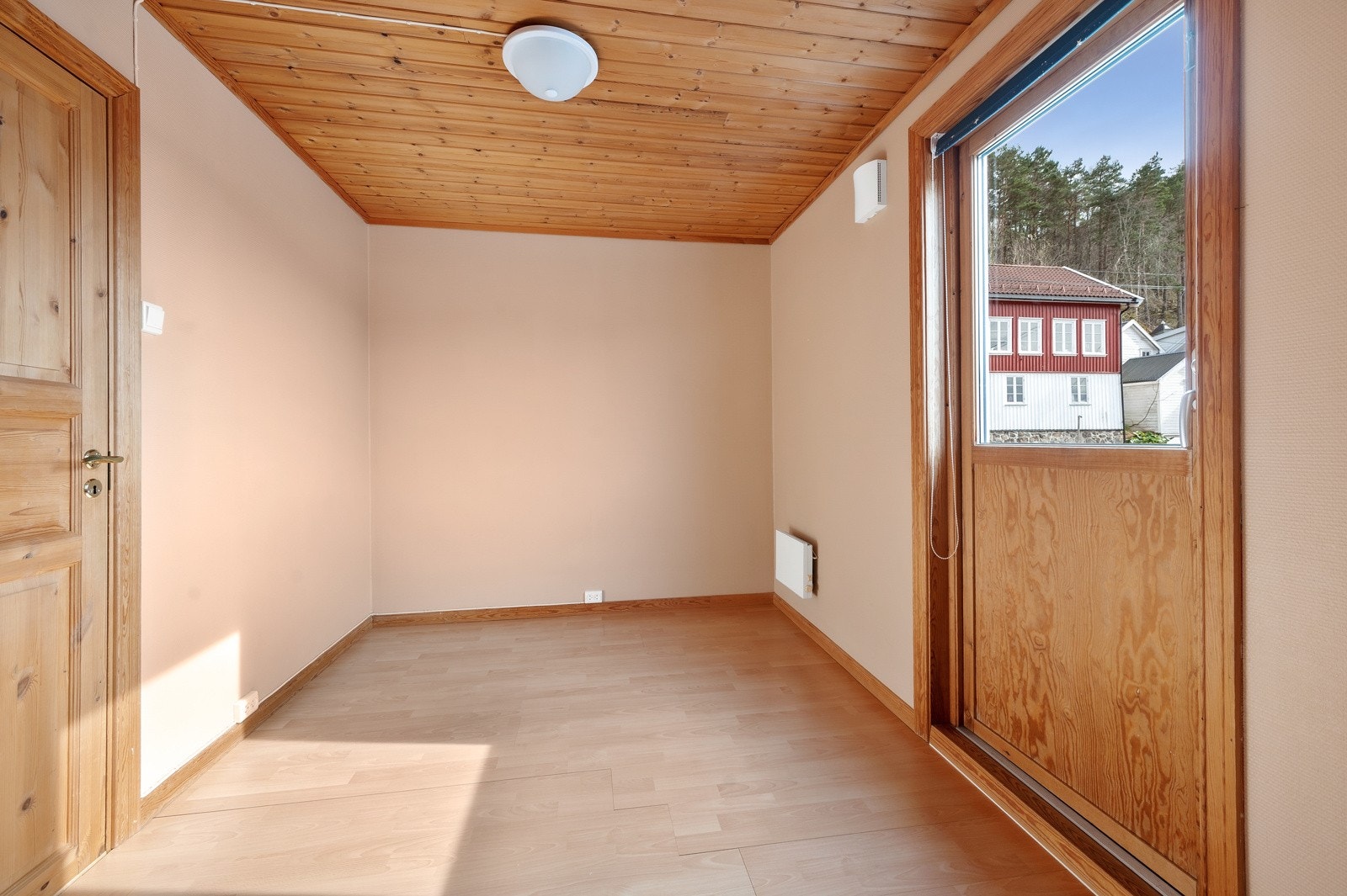 Soverom i 2.etg. med utgang til solrik balkong. Galleribilde