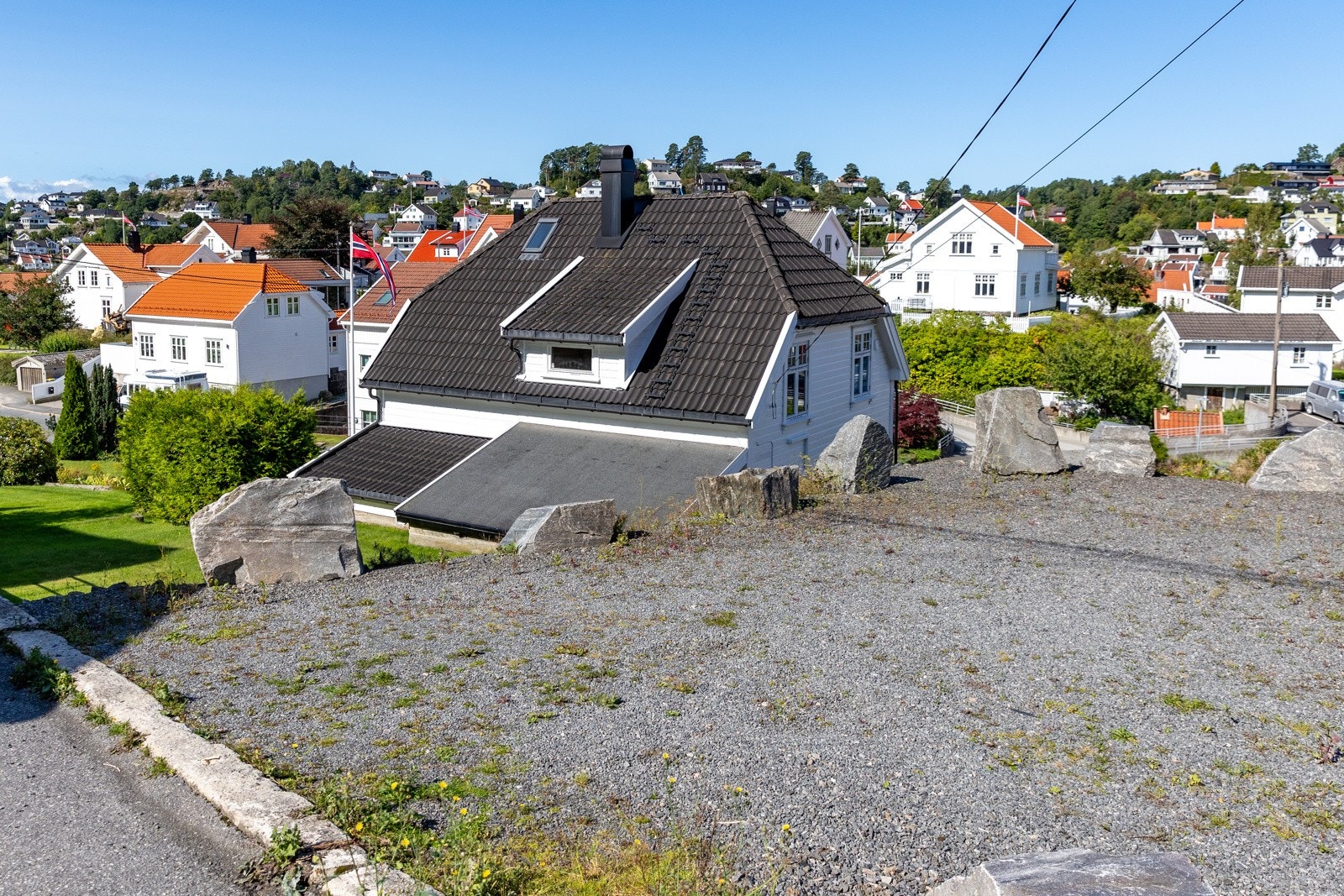 Bak boligen er det tilhørende parkeringsplasser. Galleribilde