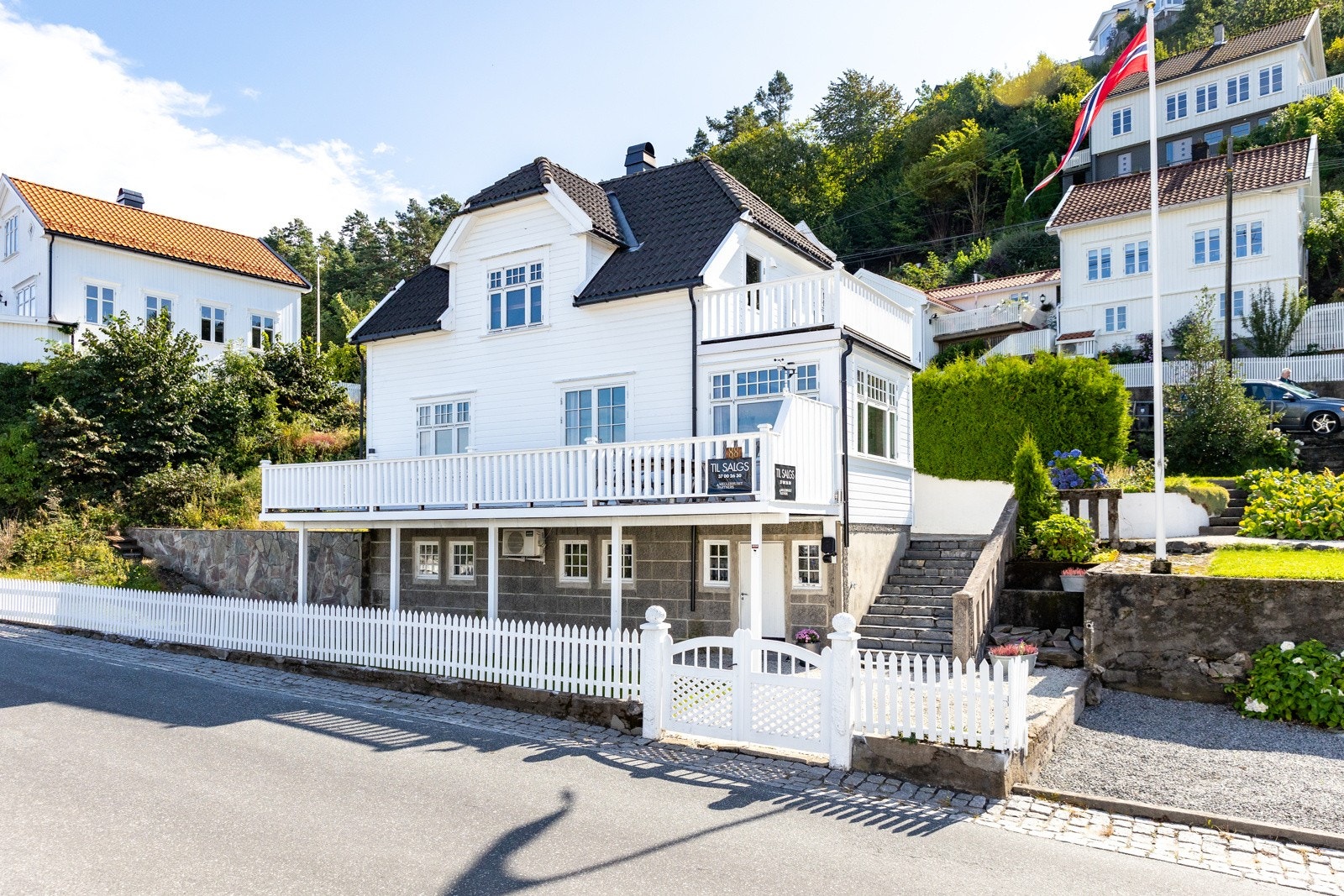 Fra flere av boligens rom og terrasse er det fin utsikt til byfjorden. Galleribilde
