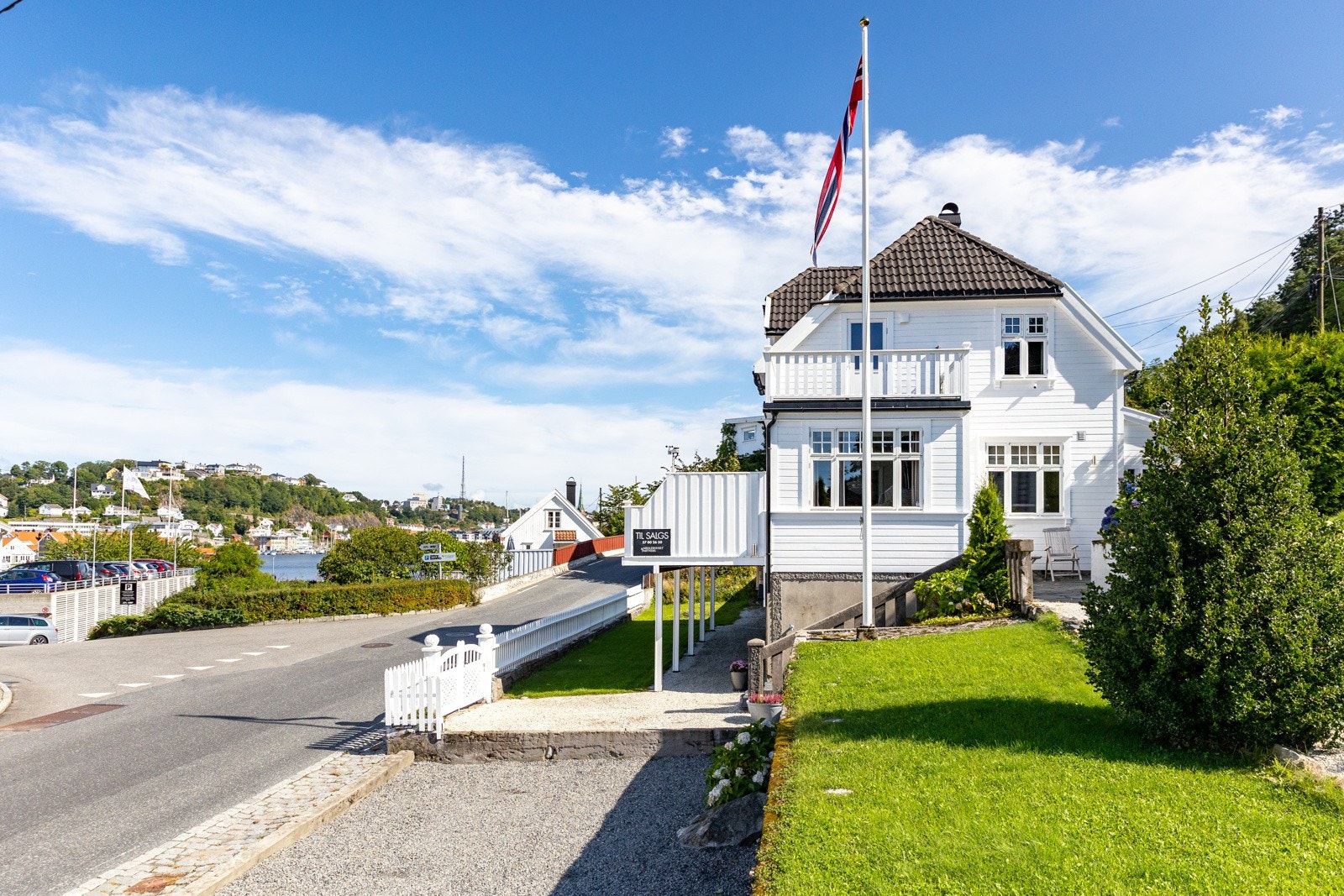 Vikaveien 88 ligger sjønært til med fin sjøutsikt og gode solforhold! Galleribilde