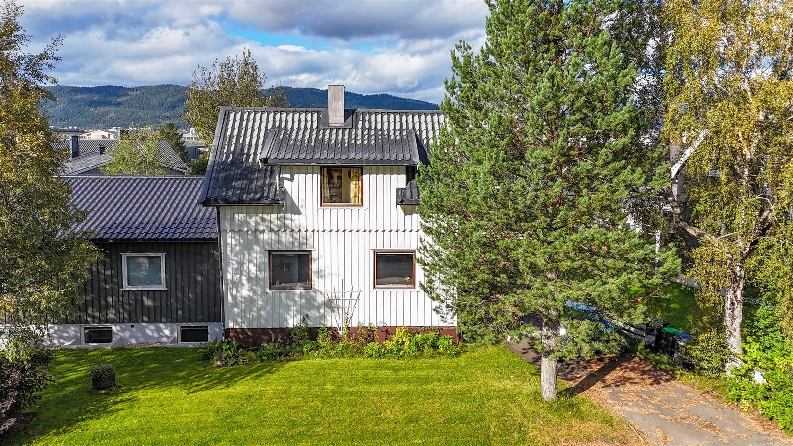 Aktiv Eiendomsmegling v/Tomi Christian Johansen sjarmerende liten enebolig, med en høy grad av retrofølelse beliggende i gangavstand til sentrum. Galleribilde