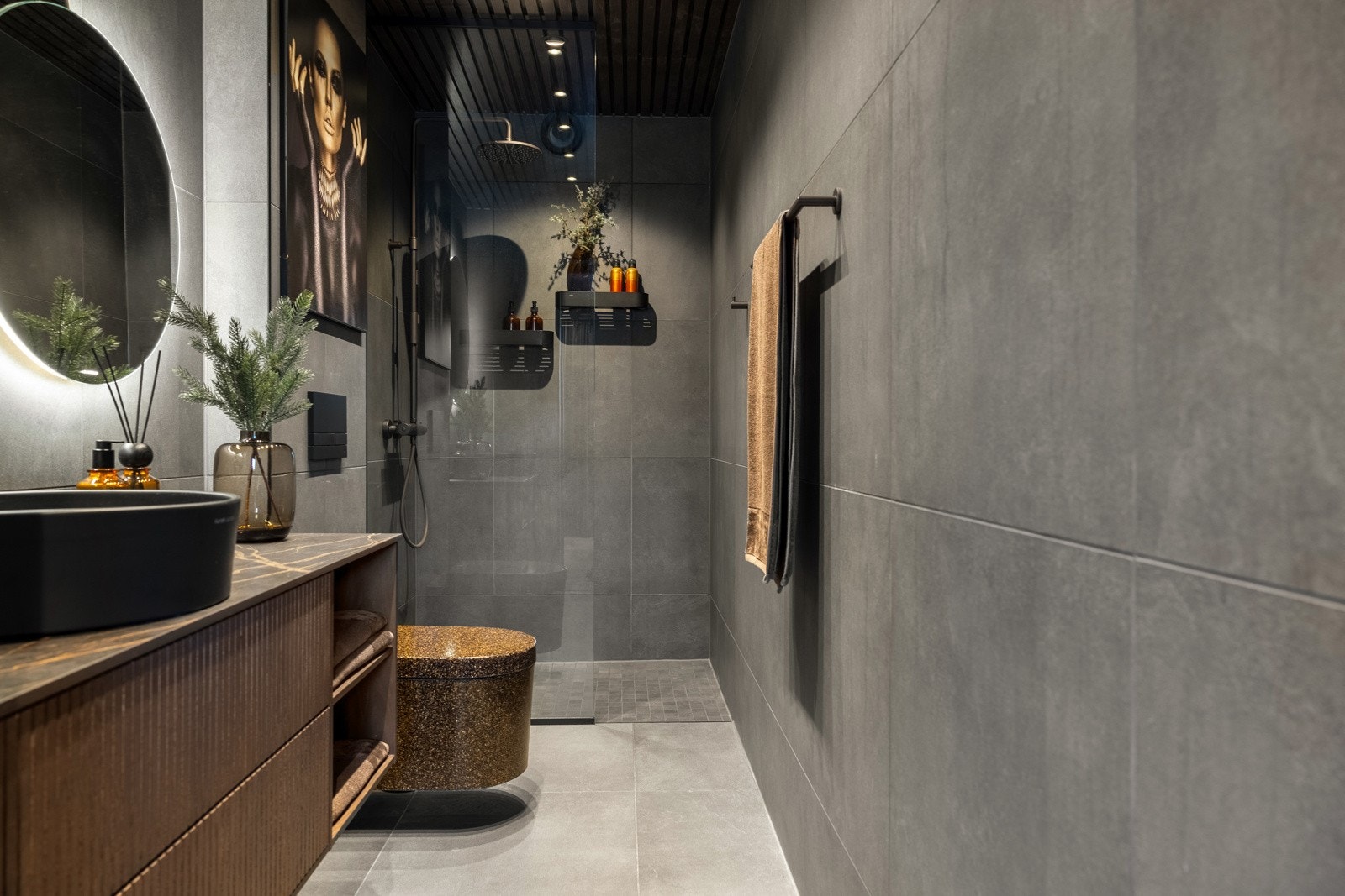 Av baderomsmøblement har du baderomsinnredning med bolleservant, vegghengt toalett og dusjhjørne. Galleribilde