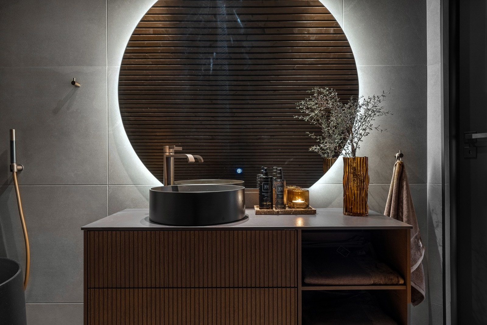 Badet inneholder baderomsinnredning med bolleservant, vegghengt toalett og badekar. Galleribilde