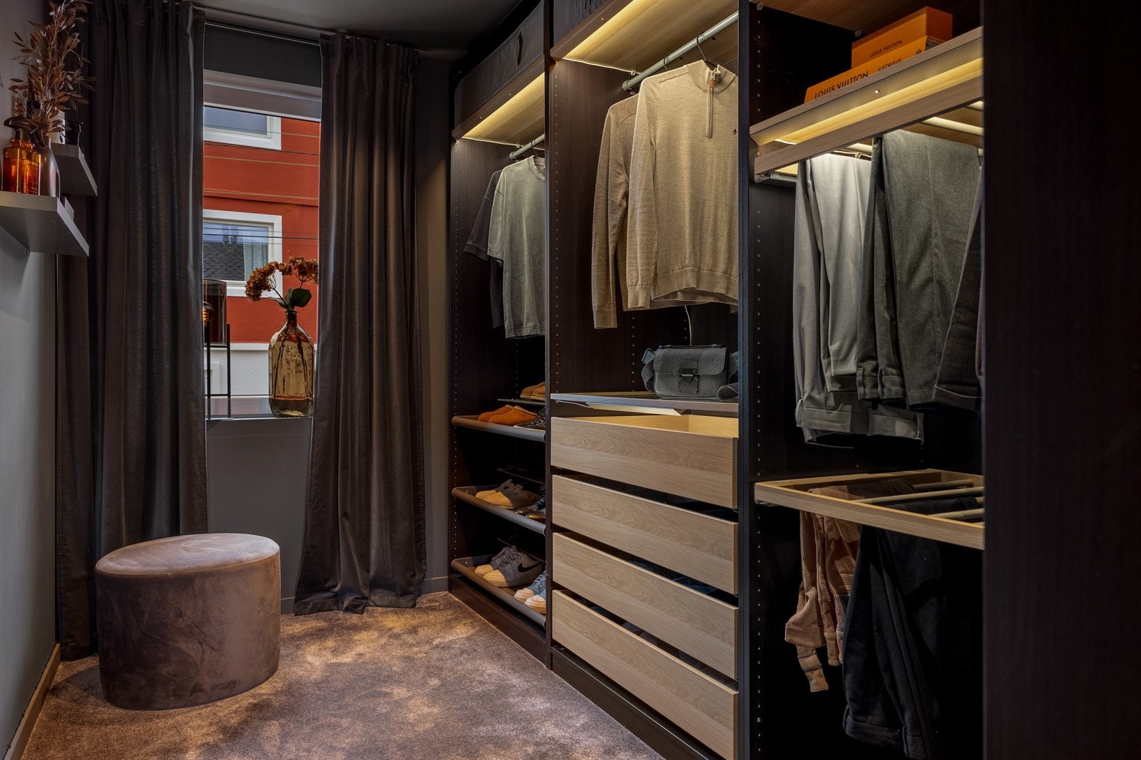 Rommet på 7,5 kvm brukes i dag som walk-in garderobe. Galleribilde