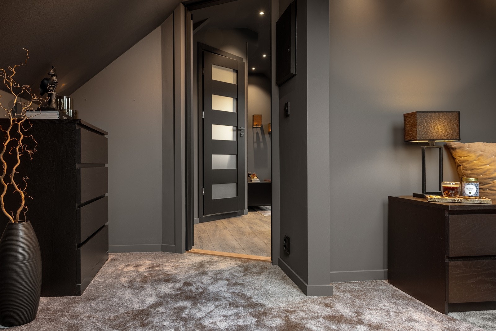 Soverommet i etasjen har i likhet med leilighetens øvrige soverom teppe på gulv. Galleribilde