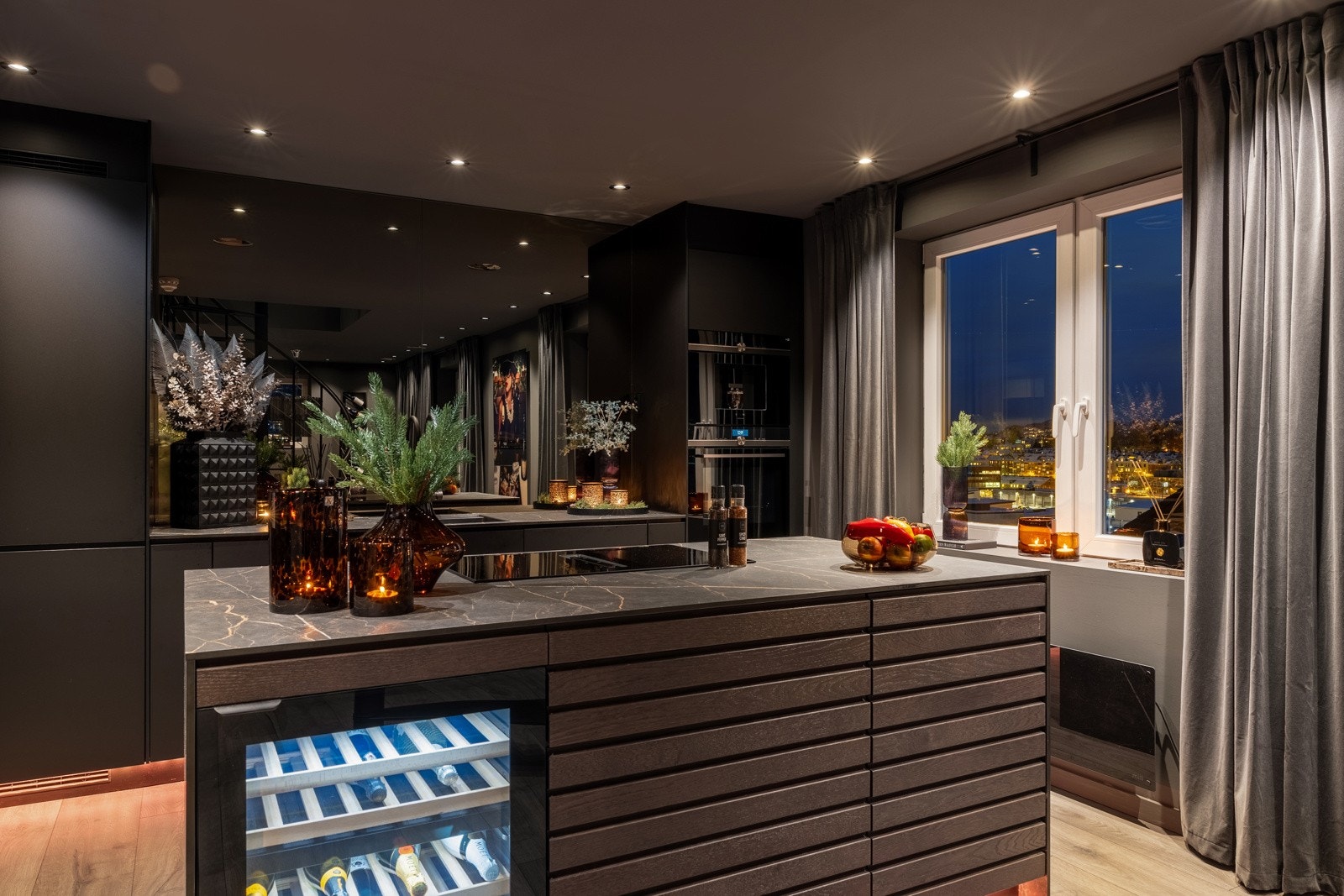 Mellom benkeplaten og overskapene har man et flott bronsespeil. Dette er svært praktisk når kjøkkenet skal rengjøres, i tillegg til at det gir rommet en x-faktor. Galleribilde