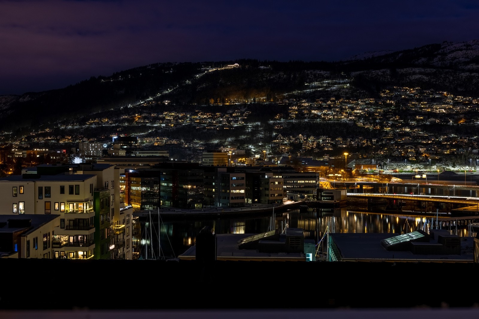 En strøken toppleilighet totaloppusset i 22/24 med flotte kvaliteter og sentral beliggenhet. Må sees! Galleribilde