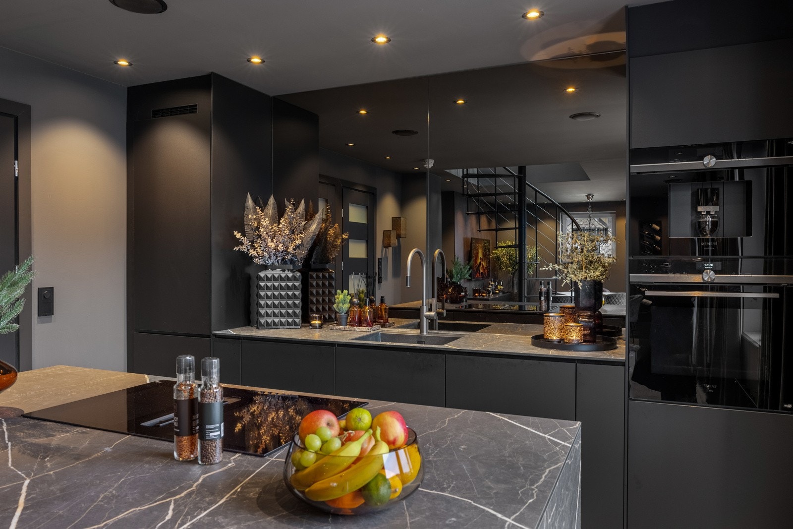 Av hvitevarer har du kjøl/fryseskap, oppvaskmaskin, induksjonstopp med innebygd ventilator, kaffemaskin, vinskap og stekeovn. Hvitevarene er levert av Siemens Studioline. Galleribilde