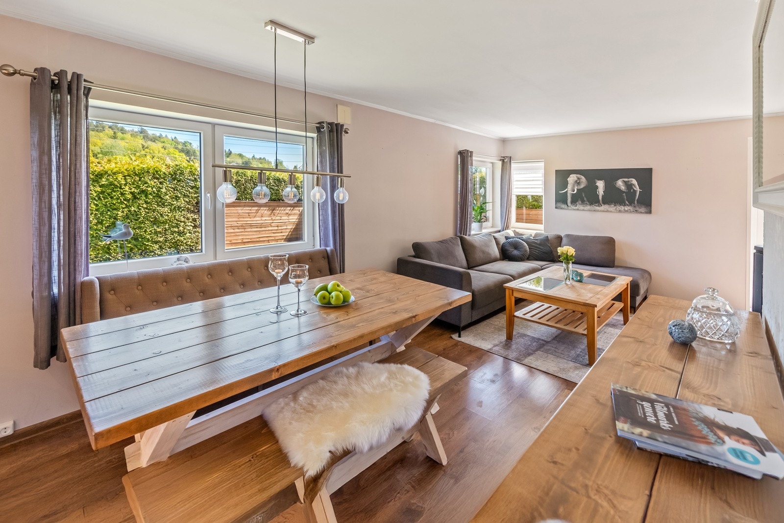 Boligen har en god planløsning og inneholder en romslig stue og kjøkken. Galleribilde