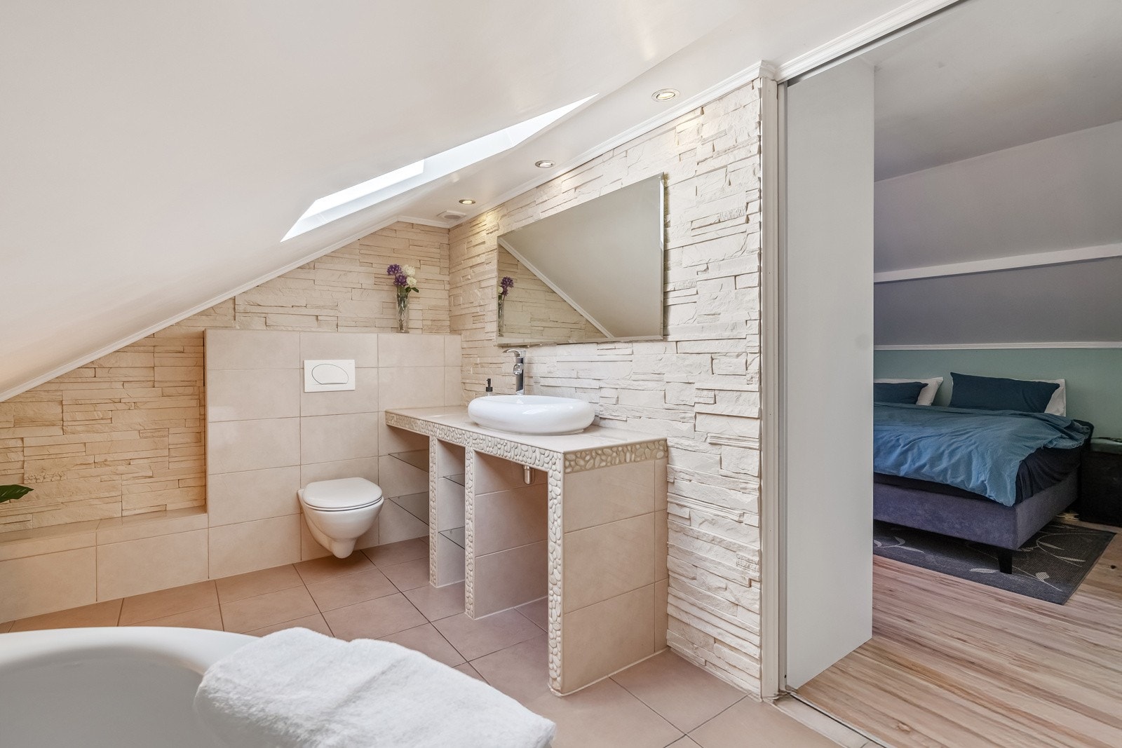 Innredet med plass bygget servantinnredning, hjørne badekar og wc. Galleribilde