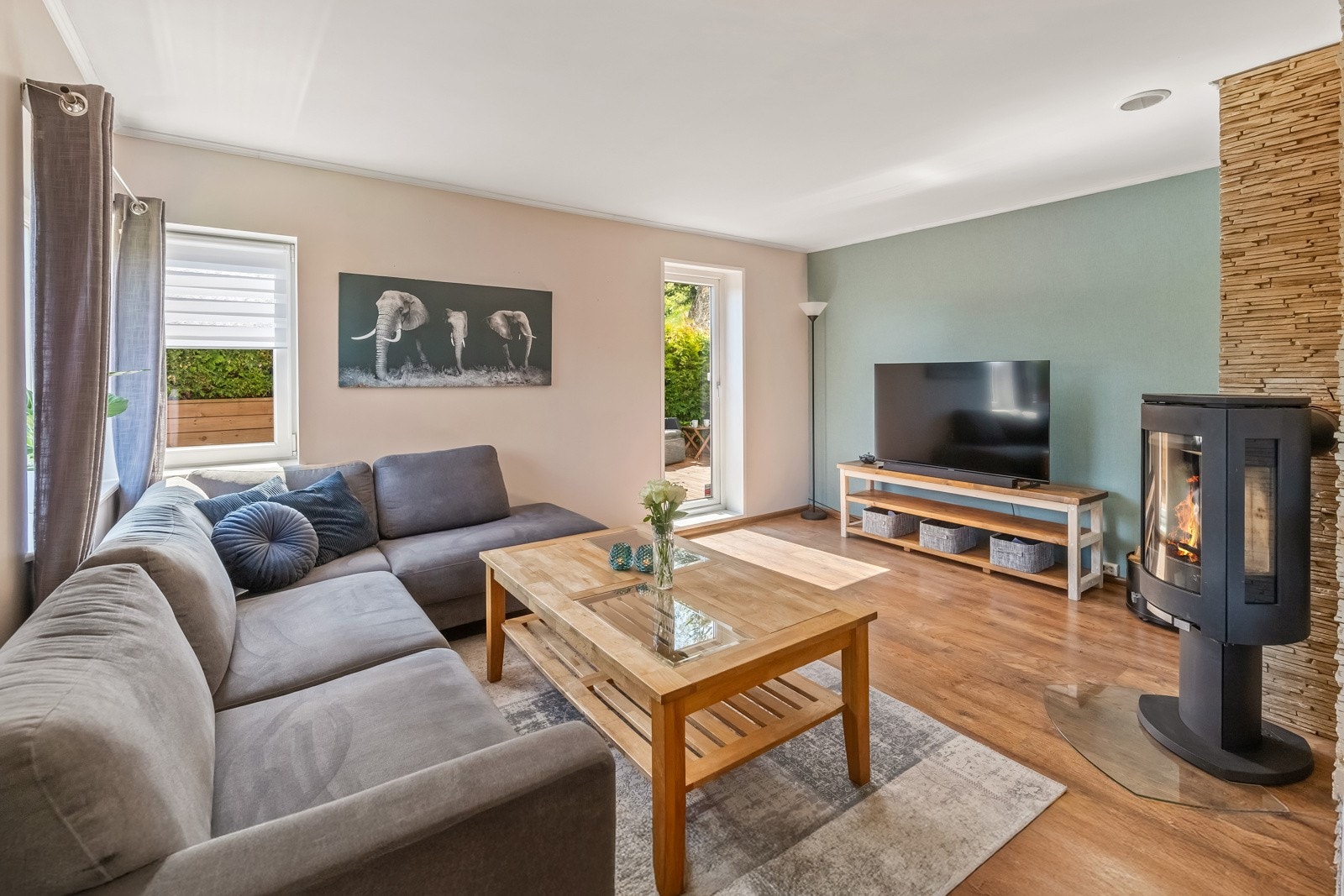 Her er det mange og store vindusflater som gir godt med naturlig lys. Galleribilde