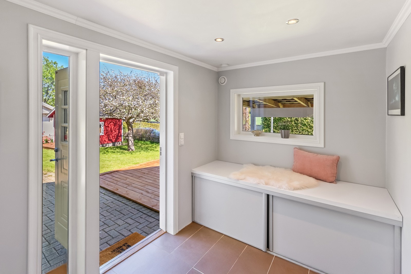 Du kommer inn i en Innbydende og praktisk entré med god plass til oppheng av yttertøy i garderobeskapet. Galleribilde