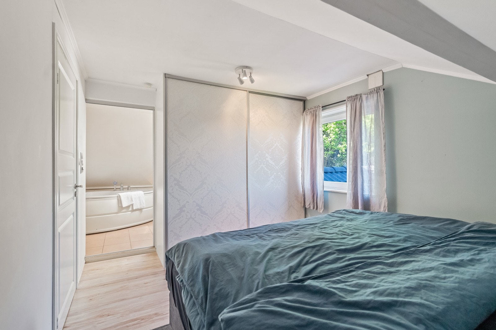 Soverom 2 med tilgang til bad. Galleribilde